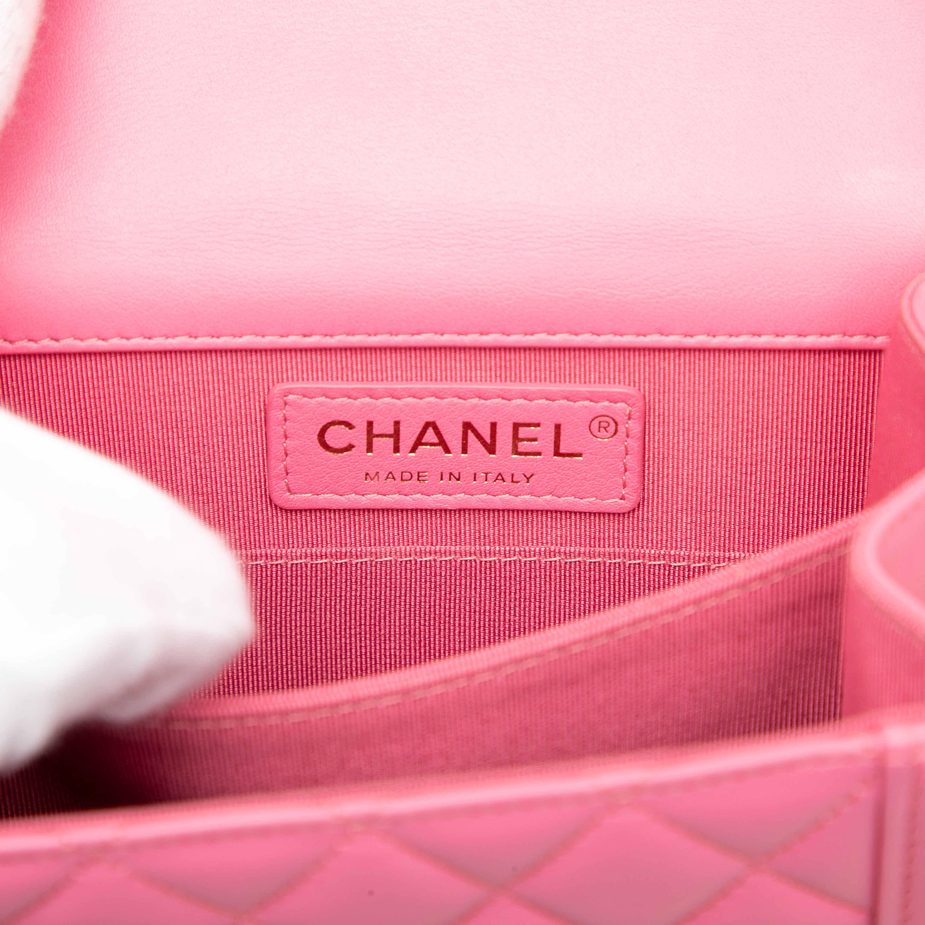 Chanel Quilted Lambskin North South Boy Flap, från Luxclusif, i färgen pink. Klicka för att öppna bilden i stort format