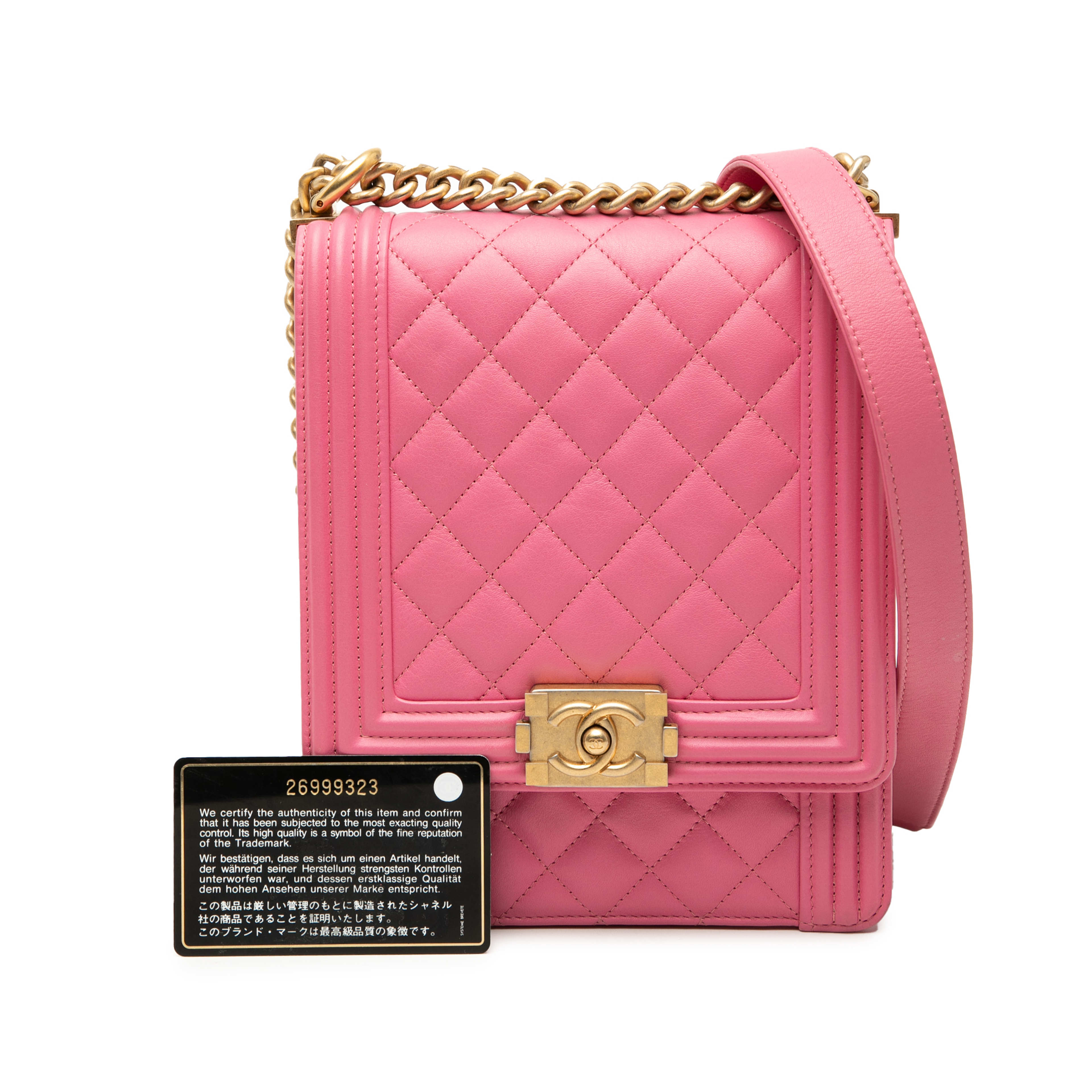 Chanel Quilted Lambskin North South Boy Flap, från Luxclusif, i färgen rosa. Klicka för att öppna bilden i stort format