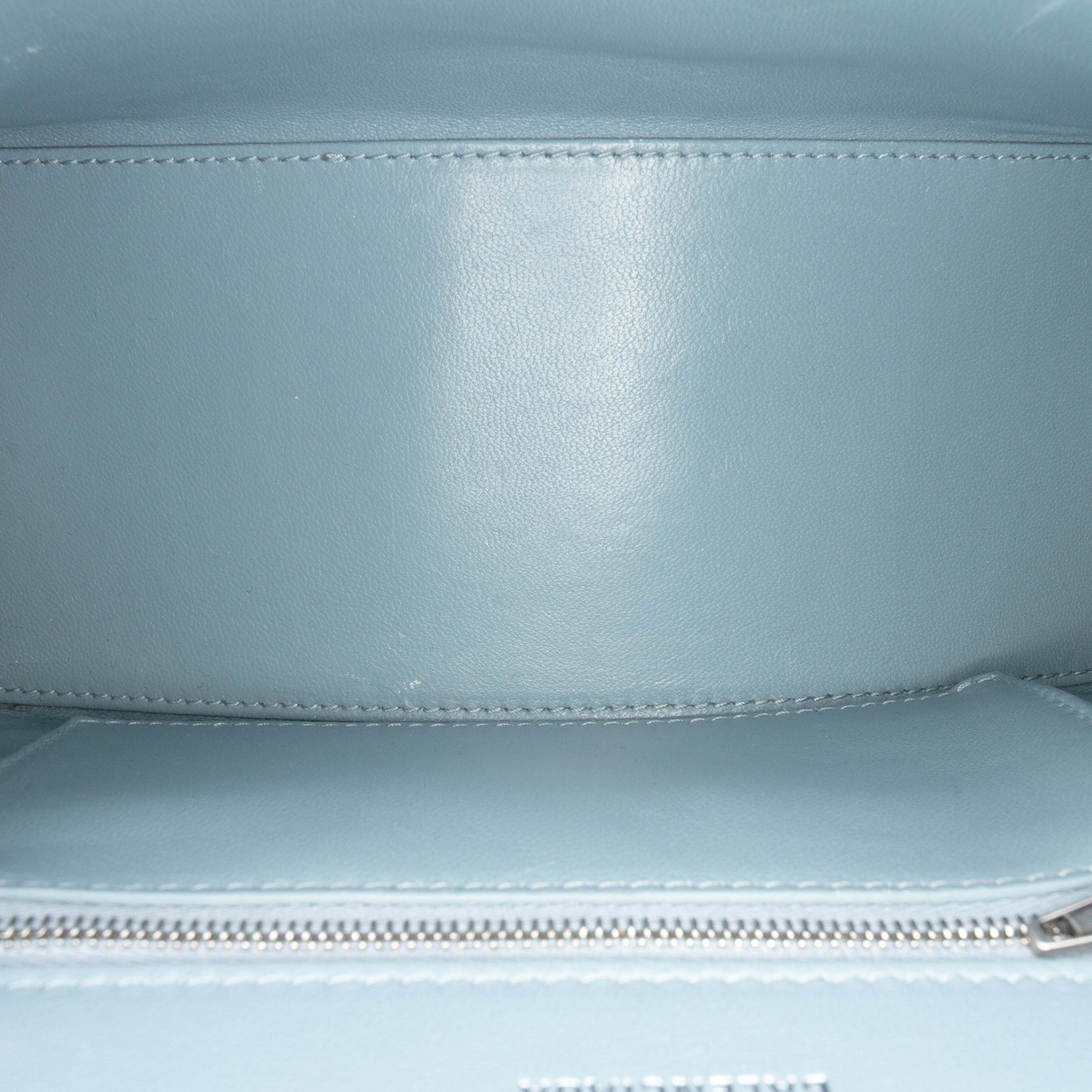 Balenciaga Small Croc Embossed Hourglass Top Handle Bag, från Luxclusif, i färgen denim. Klicka för att öppna bilden i stort format