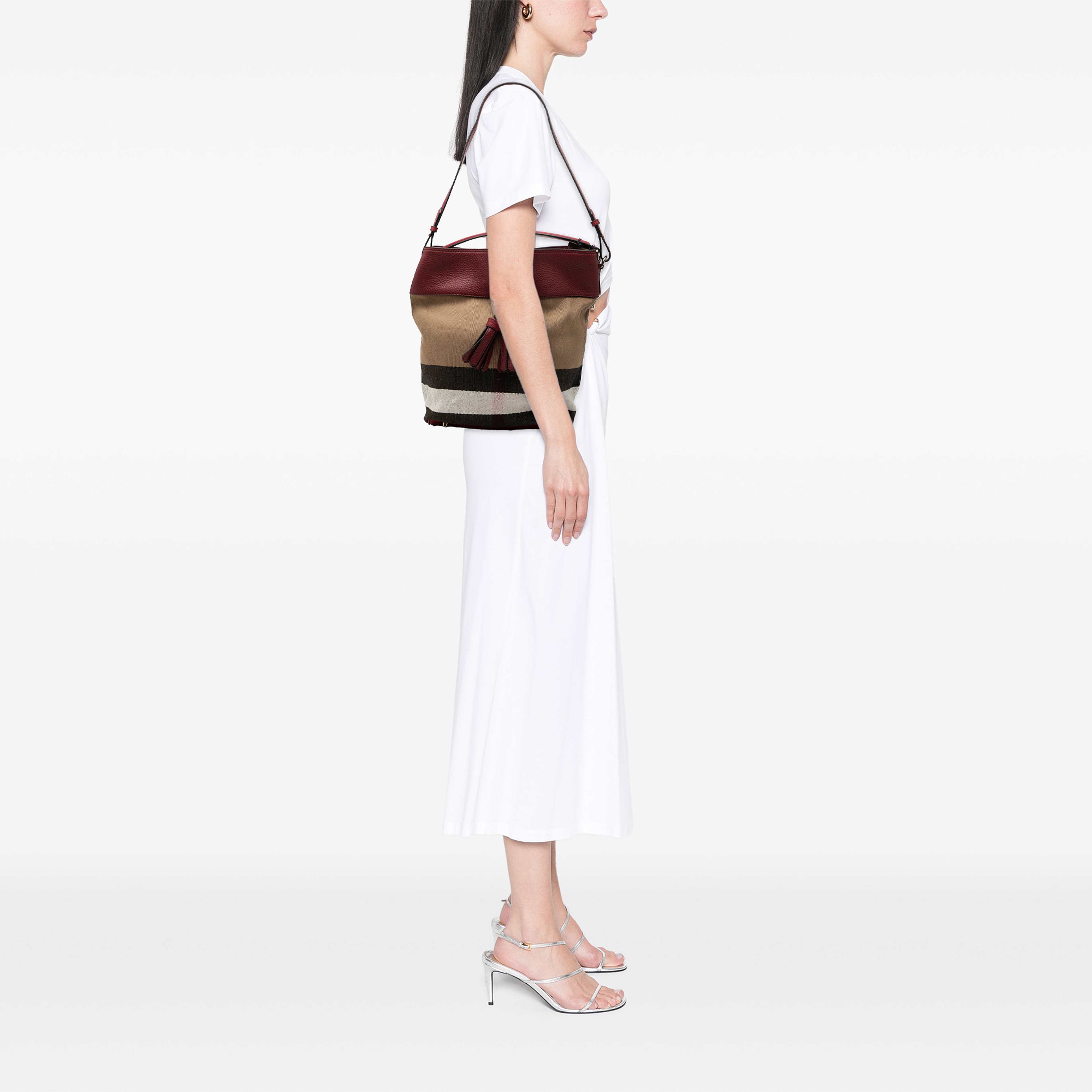 Burberry Medium Mega Check Canvas And Grained Calfskin Ashby Tassel Bucket Bag, från Luxclusif, i färgen brun. Klicka för att öppna bilden i stort format