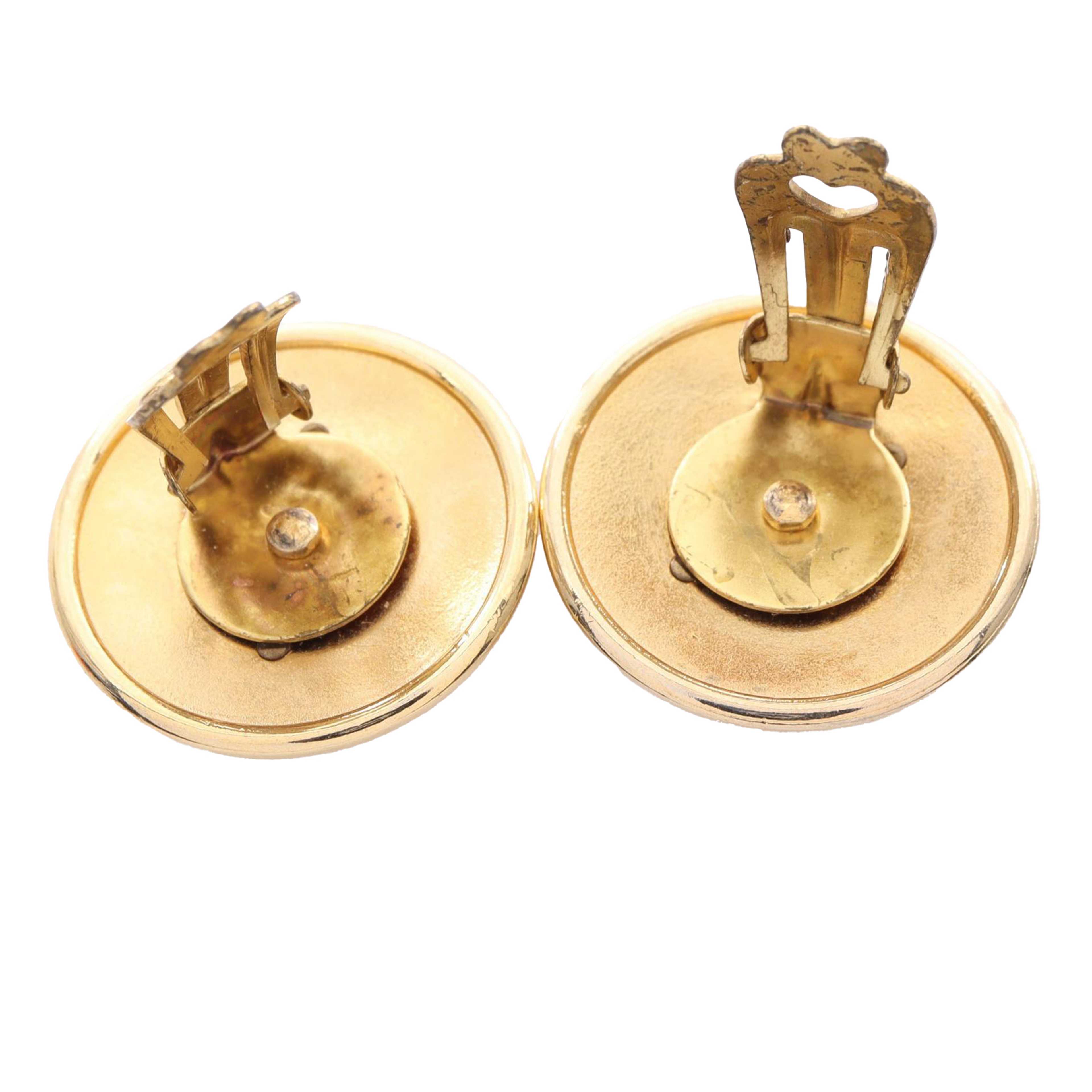 Hermès Gold Plated Horn Sellier Clip On Earrings, från Luxclusif, i färgen gold. Klicka för att öppna bilden i stort format