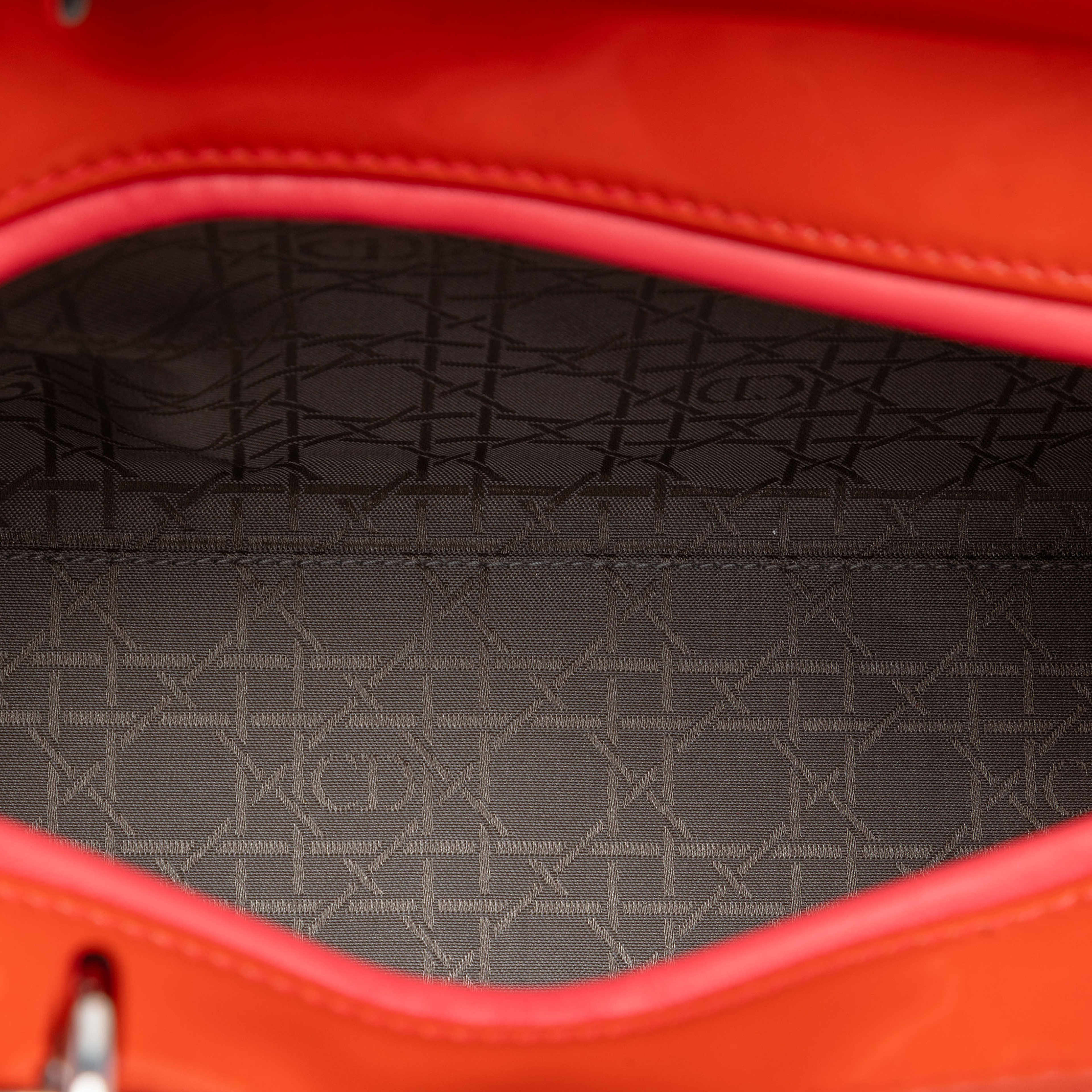 Dior Large Patent Cannage Lady Dior, från Luxclusif, i färgen red orange. Klicka för att öppna bilden i stort format