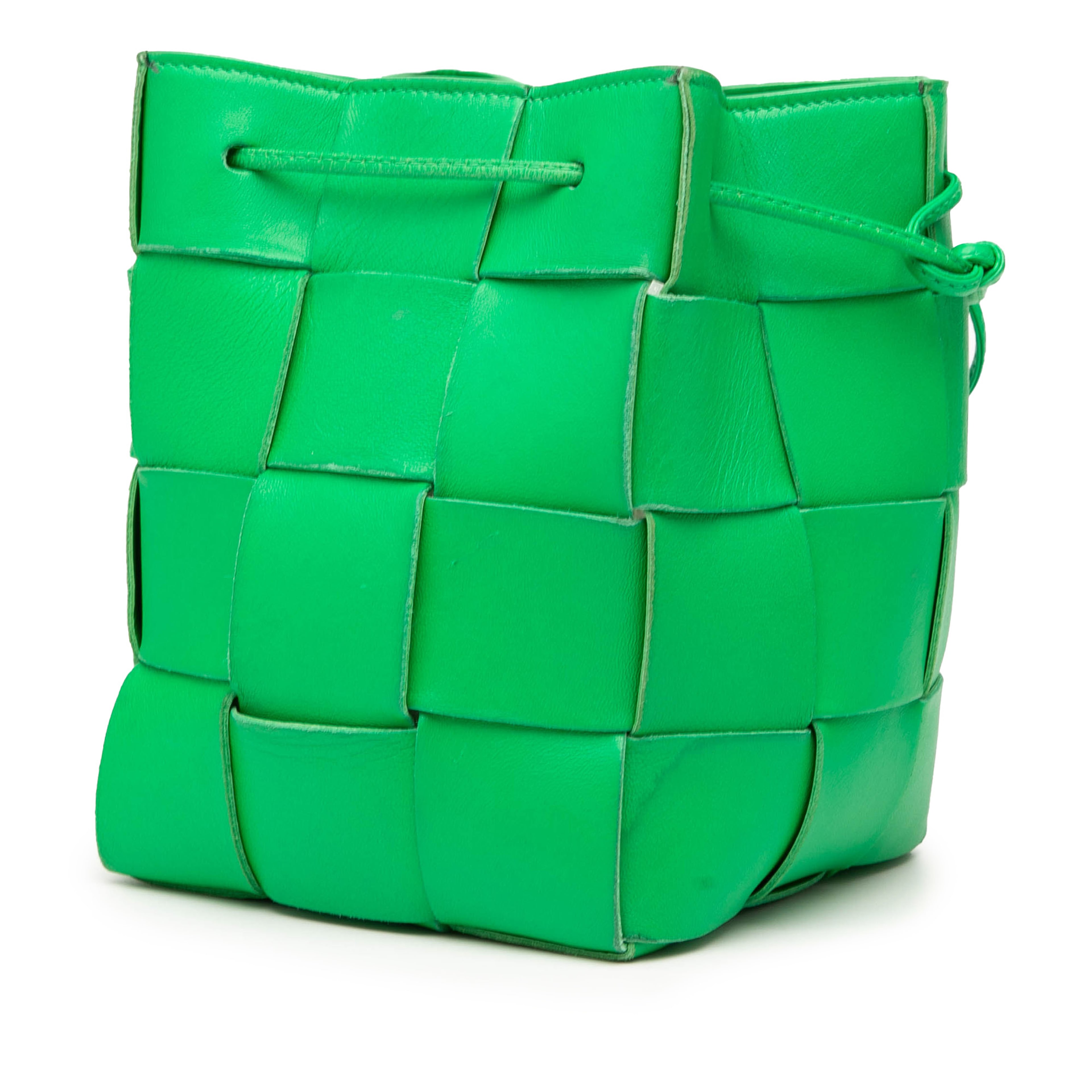 Bottega Veneta Small Nappa Maxi Intrecciato Cassette Bucket Bag, från Luxclusif, i färgen green. Klicka för att öppna bilden i stort format