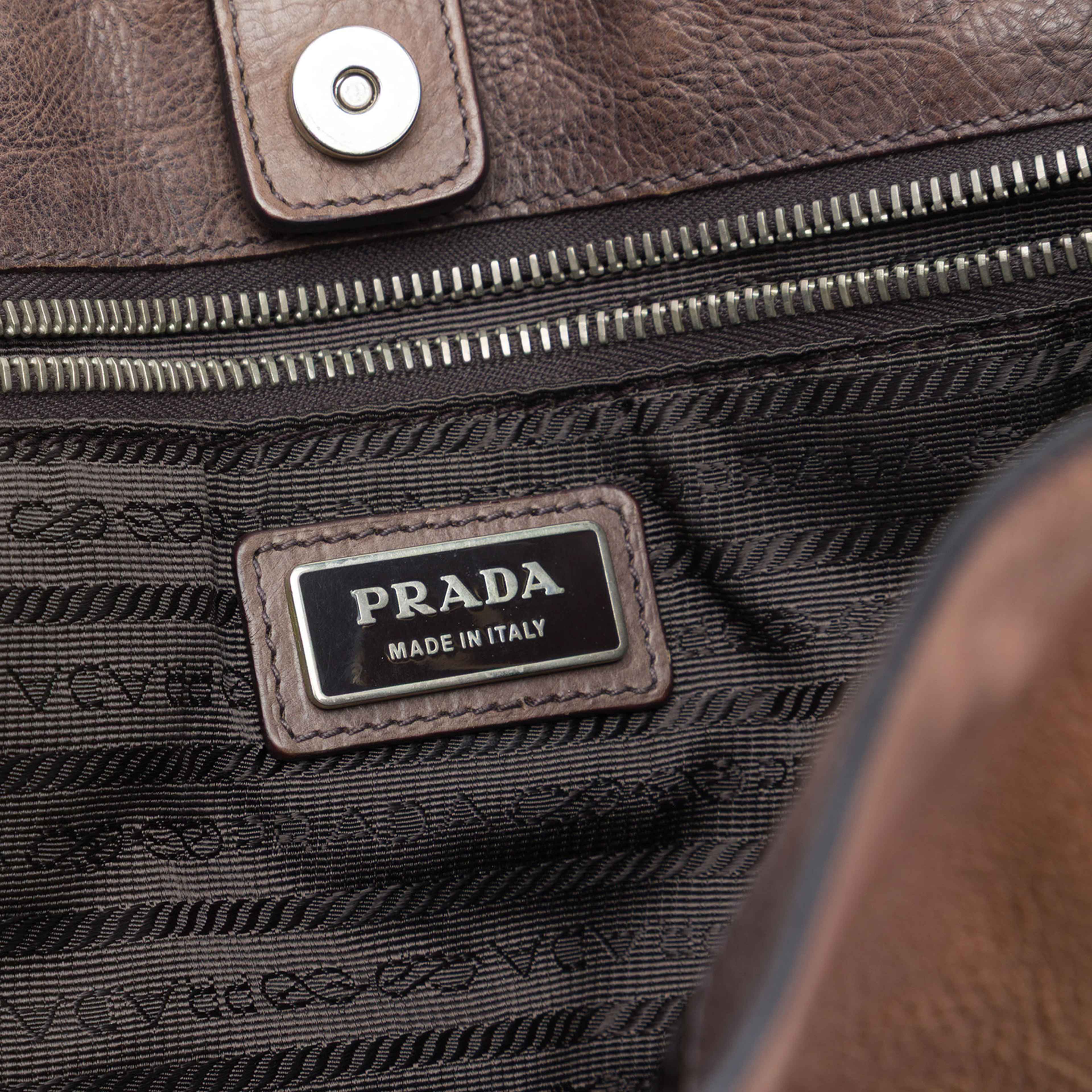 Prada Ombre Vitello Daino Side Zip Convertible Tote, från Luxclusif, i färgen brun. Klicka för att öppna bilden i stort format