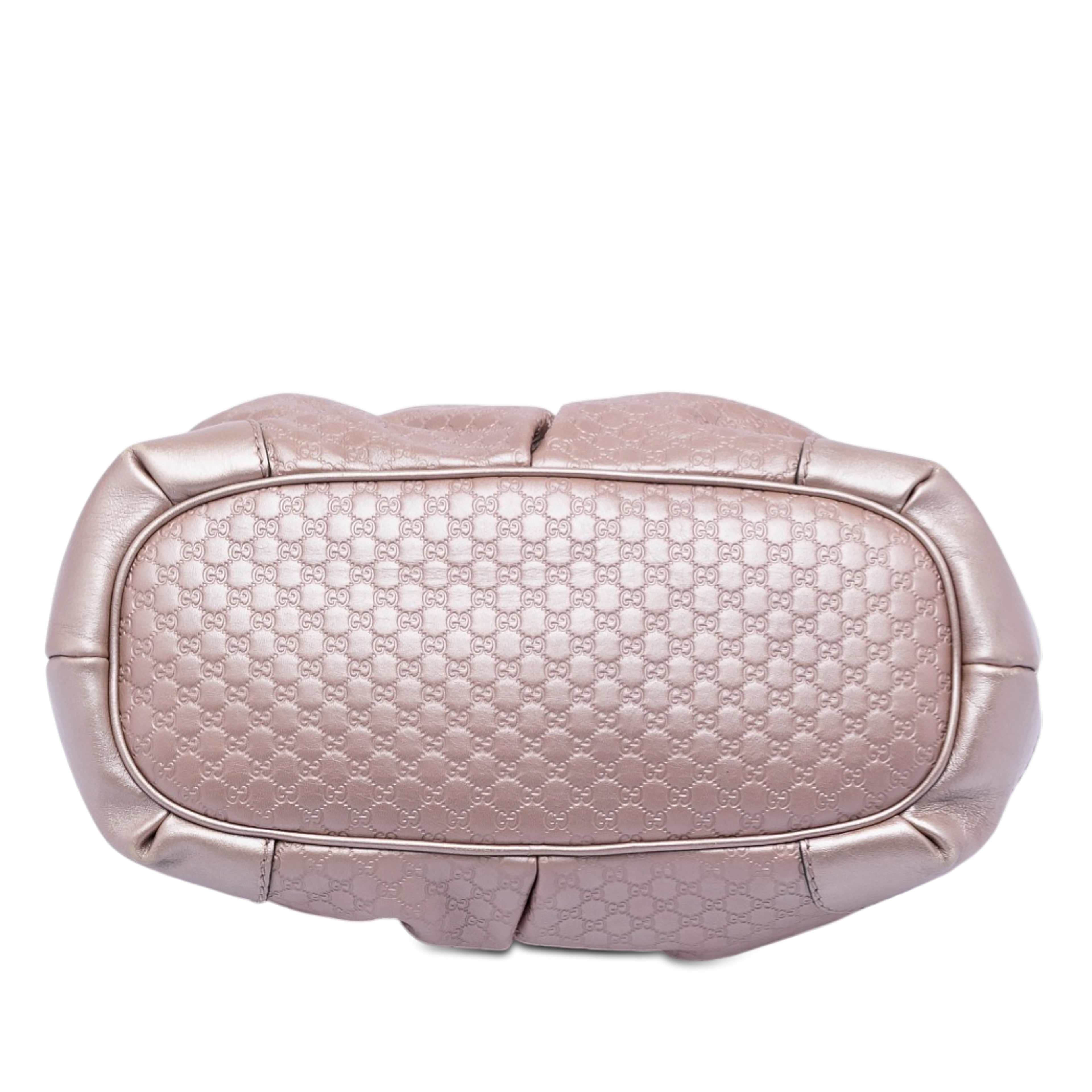 Gucci Metallic Microguccissima Sukey Satchel, från Luxclusif, i färgen rosa. Klicka för att öppna bilden i stort format