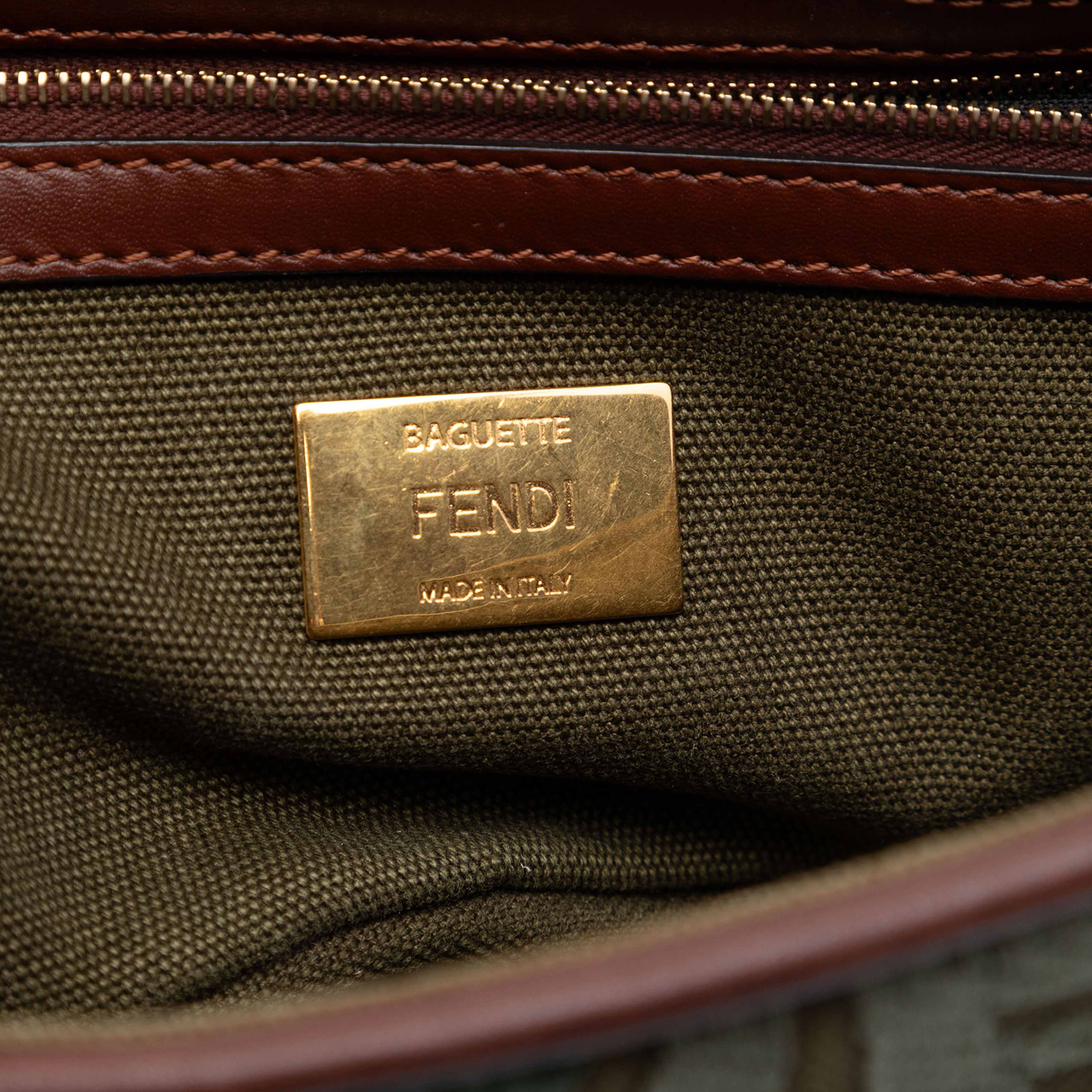 Fendi Sarah Coleman Ff Canvas Fish Eye Embroidered Baguette Satchel, från Luxclusif, i färgen olive green. Klicka för att öppna bilden i stort format