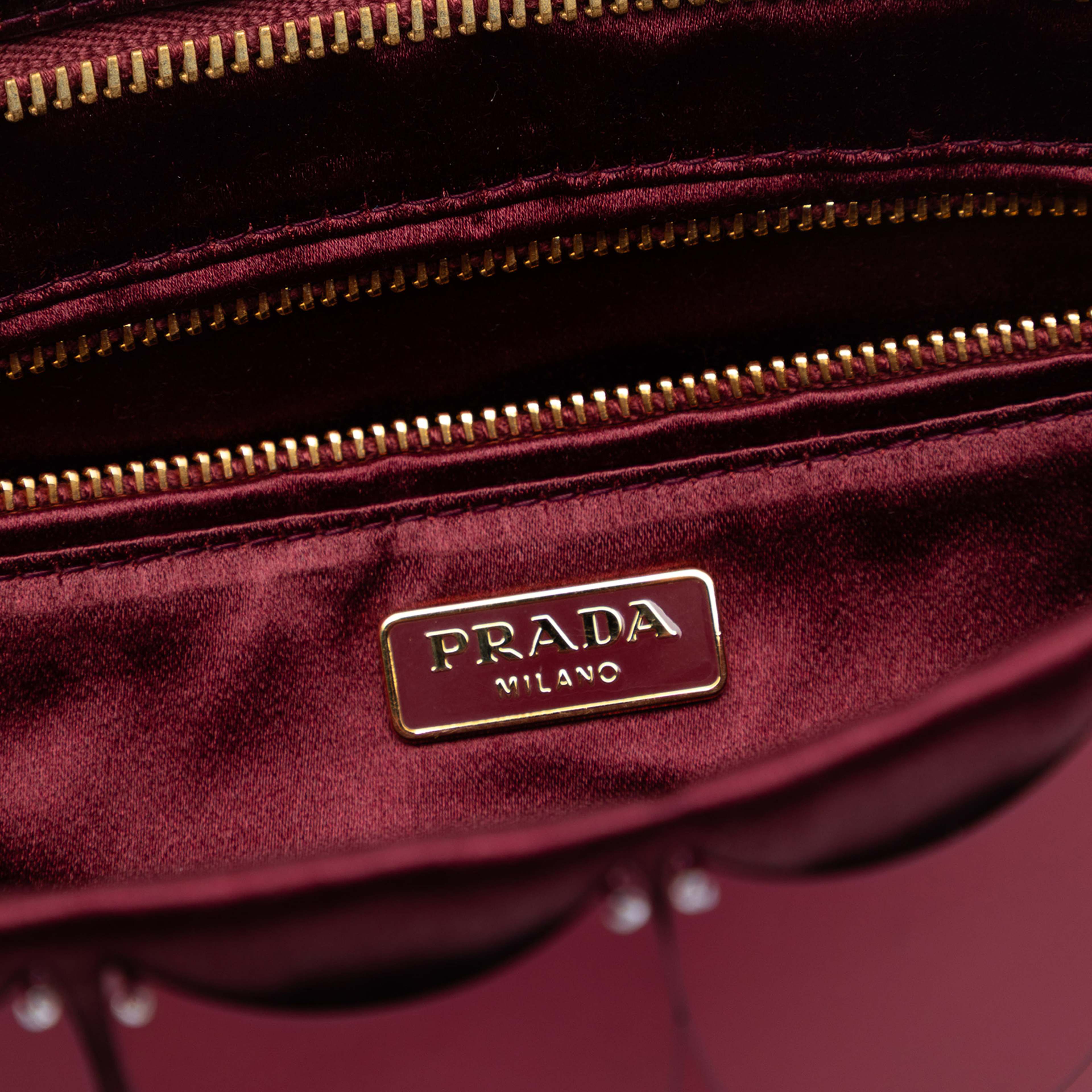 Prada Raso Paillettes Clutch, från Luxclusif, i färgen burgundy. Klicka för att öppna bilden i stort format