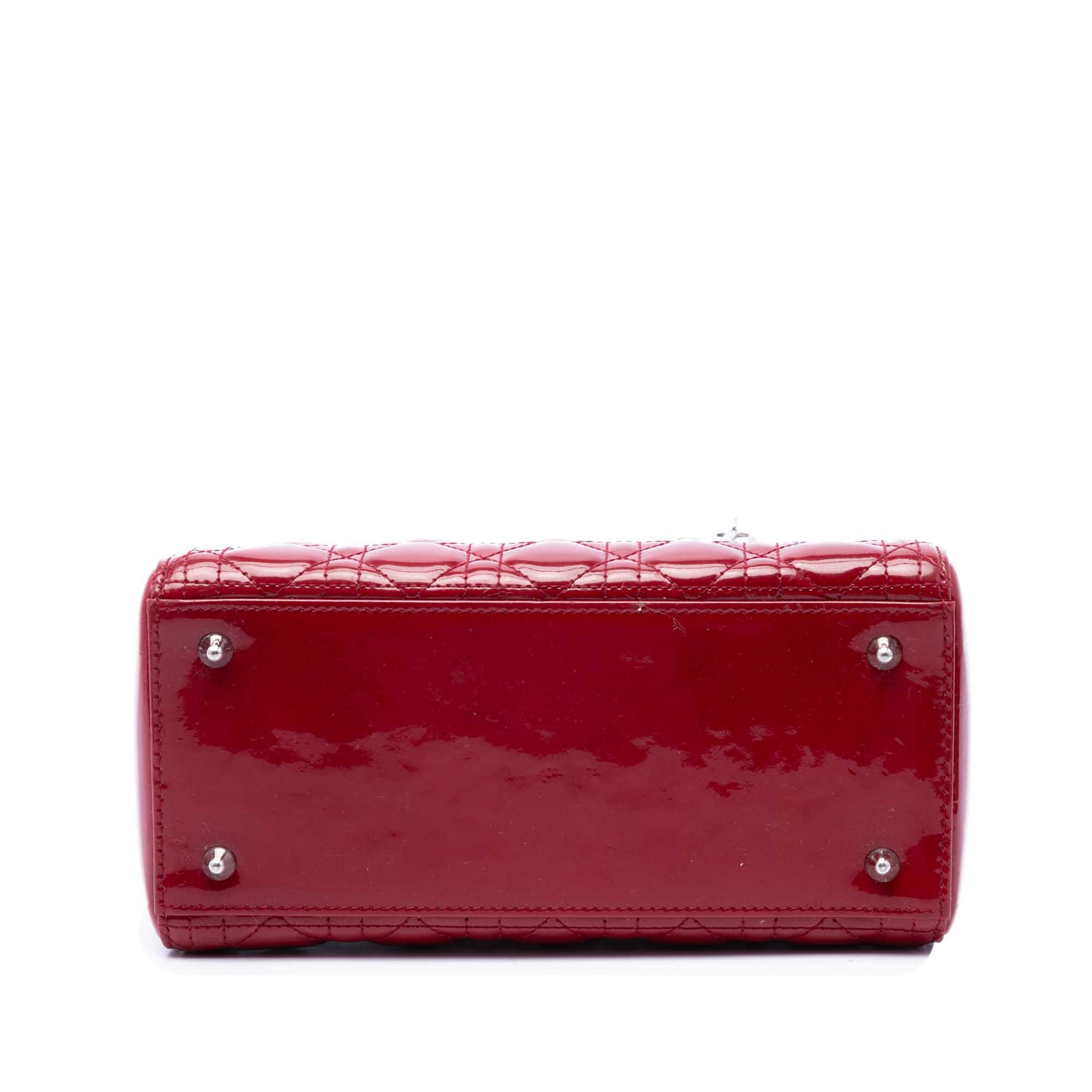 Dior Medium Patent Cannage Lady Dior, från Luxclusif, i färgen röd. Klicka för att öppna bilden i stort format