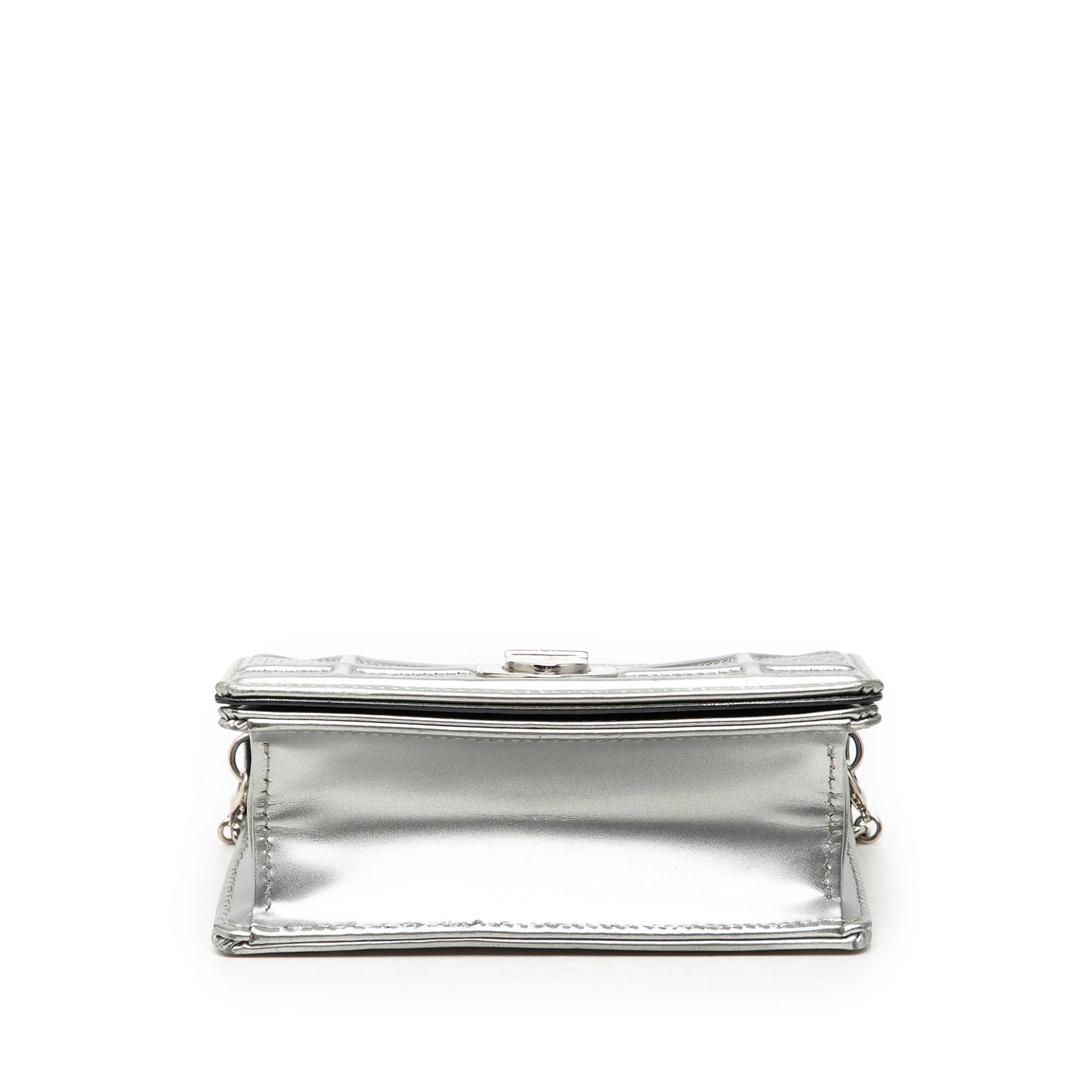 Dior Baby Metallic Patent Microcannage Diorama Flap, från Luxclusif, i färgen silver. Klicka för att öppna bilden i stort format