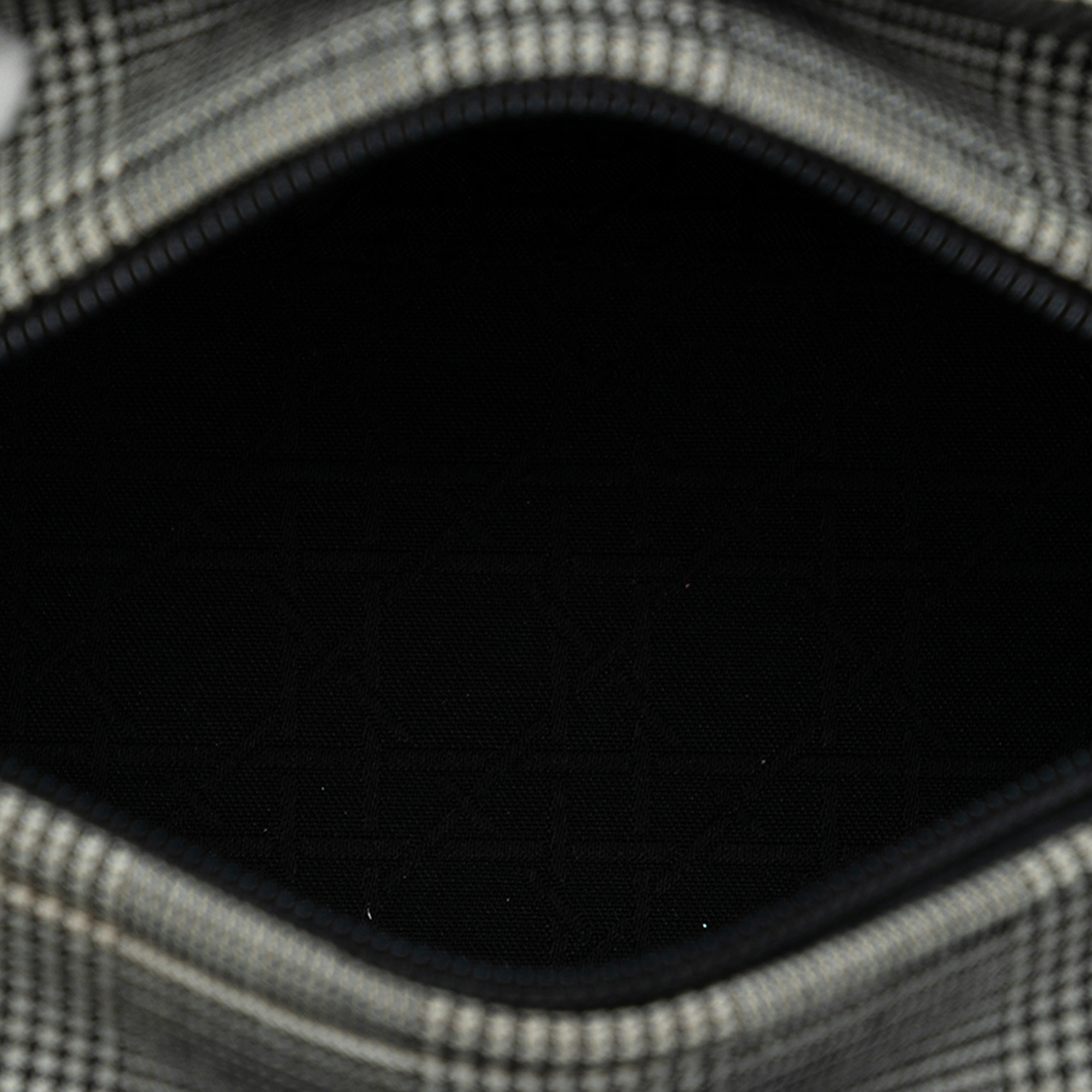 Dior Medium Canvas Houndstooth Lady Dior, från Luxclusif, i färgen gray. Klicka för att öppna bilden i stort format