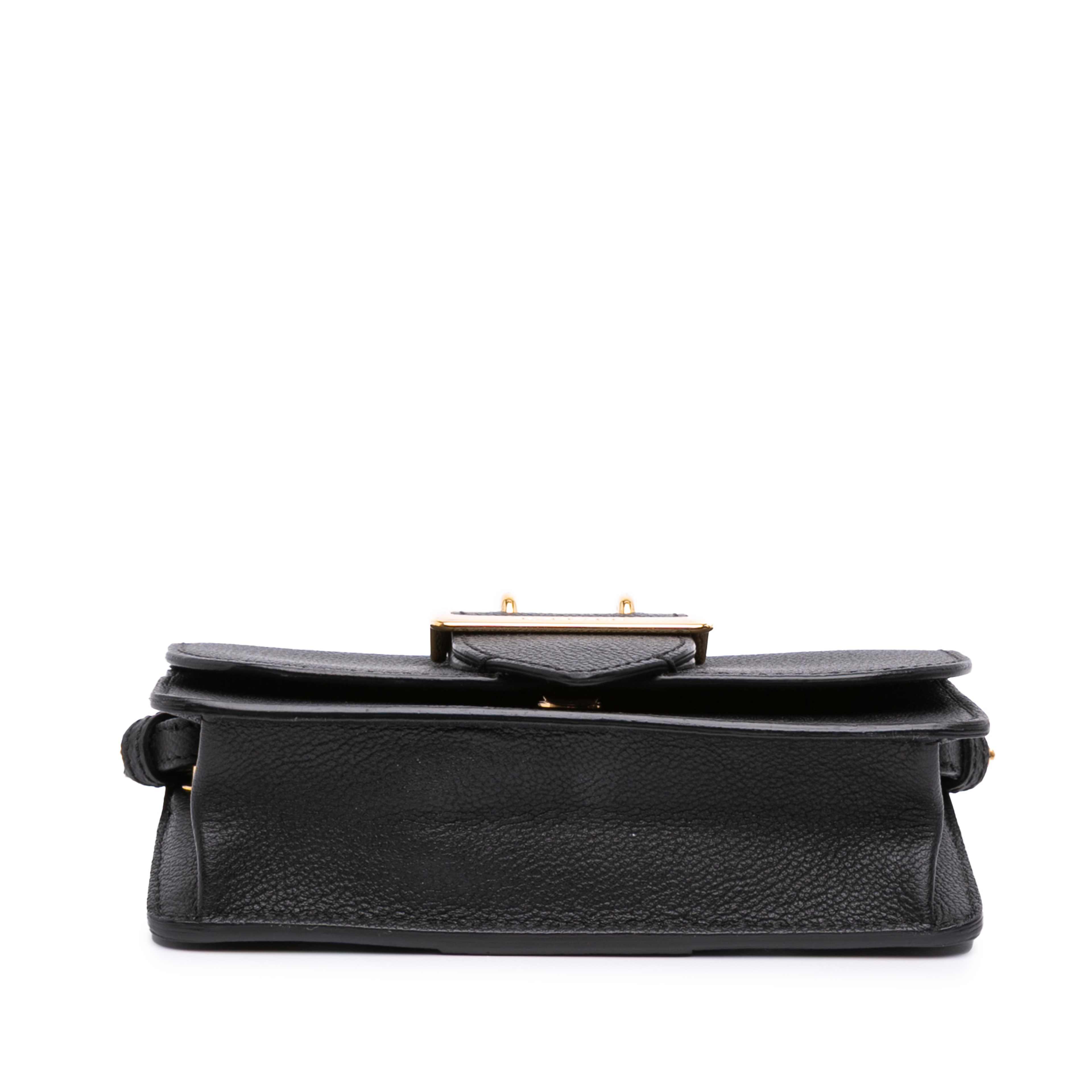 Burberry Mini Soft Grain Calfskin Buckle Crossbody, från Luxclusif, i färgen black. Klicka för att öppna bilden i stort format