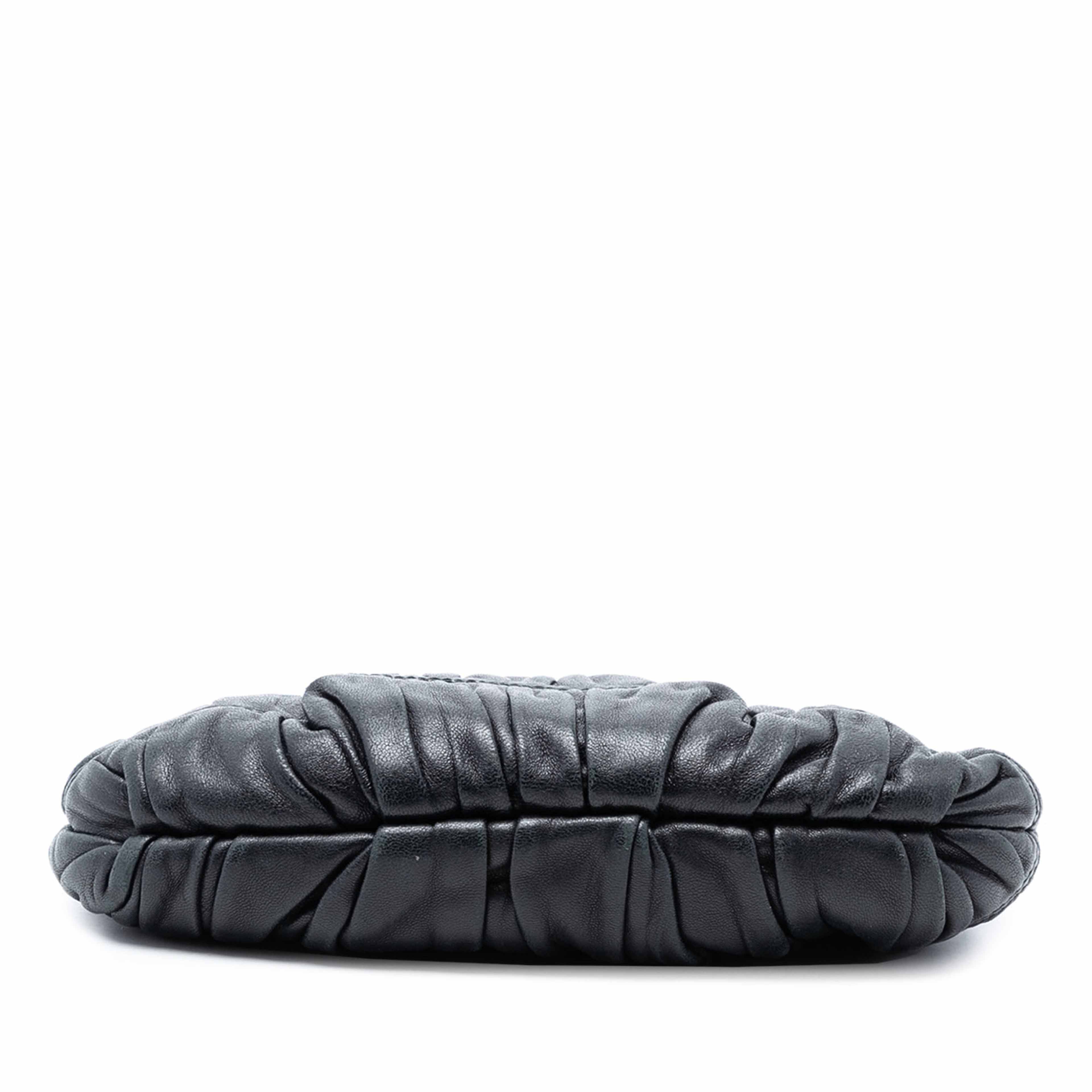 Prada Nappa Gaufre Wristlet Clutch, från Luxclusif, i färgen black. Klicka för att öppna bilden i stort format