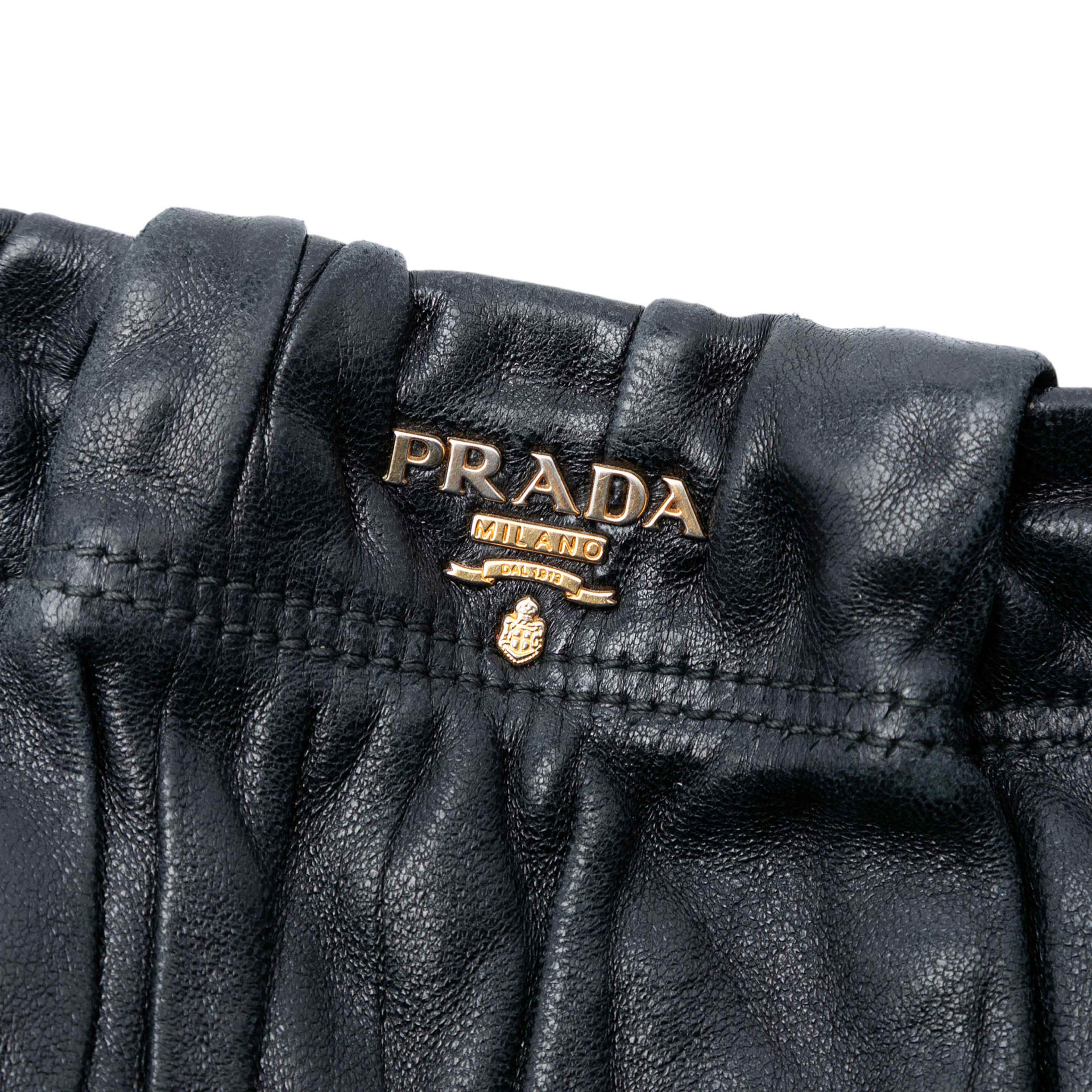 Prada Nappa Gaufre Wristlet Clutch, från Luxclusif, i färgen black. Klicka för att öppna bilden i stort format