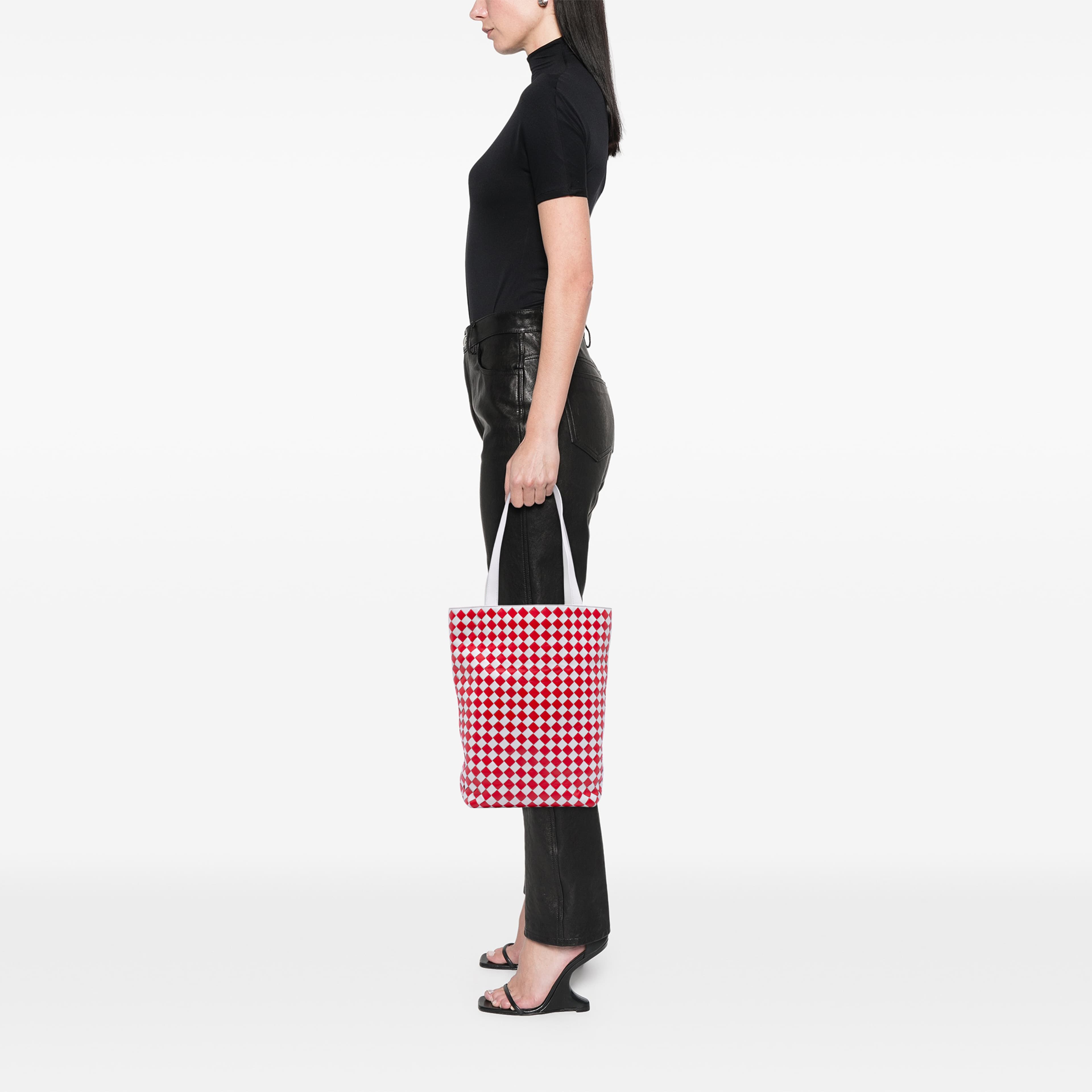 Bottega Veneta Nappa Intrecciato Check Avenue Tote, från Luxclusif, i färgen röd. Klicka för att öppna bilden i stort format