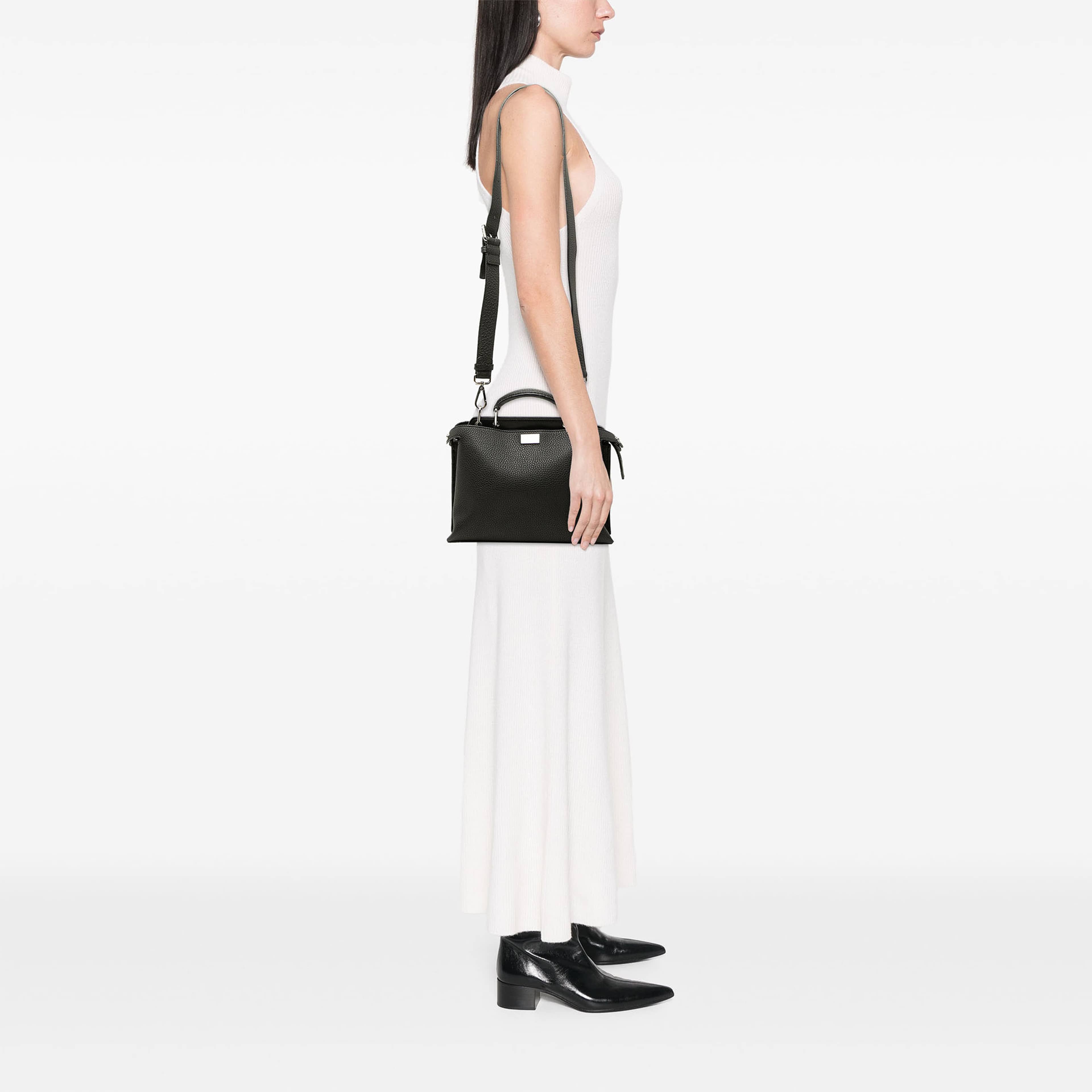Fendi Mini Leather Peekaboo Iconic Essential Satchel, från Luxclusif, i färgen svart. Klicka för att öppna bilden i stort format