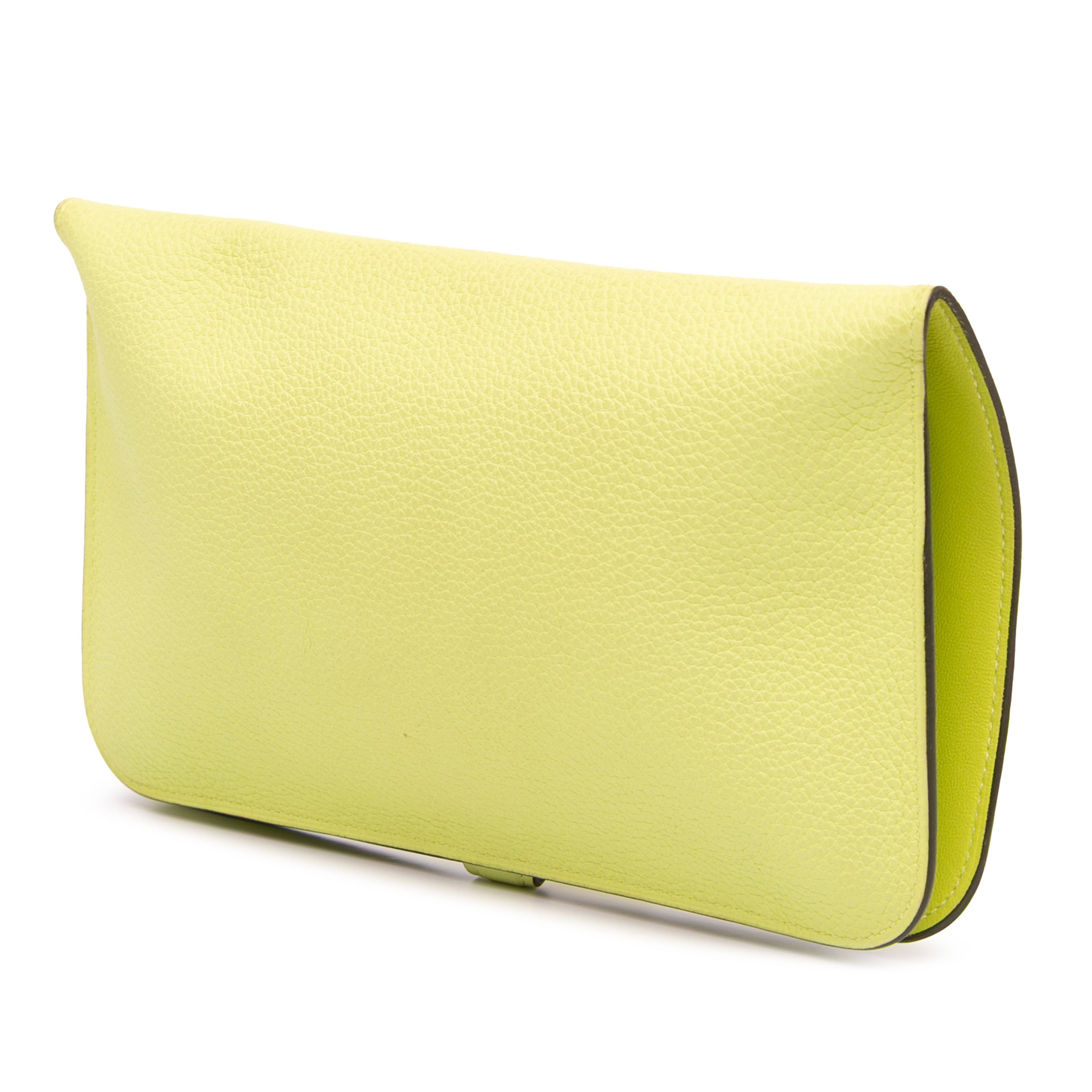 Hermès Togo Dogon Duo Wallet Gm, från Luxclusif, i färgen light yellow. Klicka för att öppna bilden i stort format