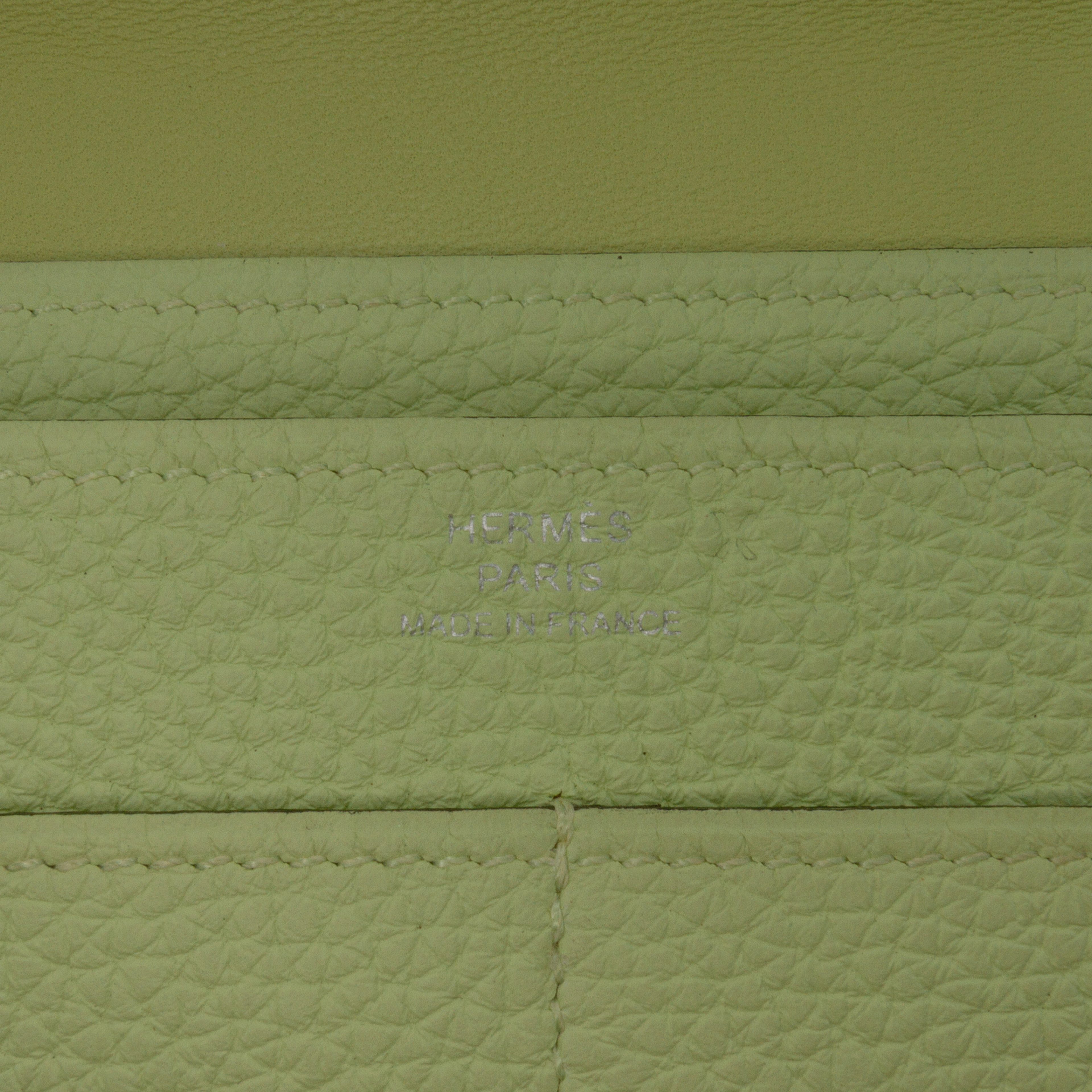 Hermès Togo Dogon Duo Wallet Gm, från Luxclusif, i färgen light yellow. Klicka för att öppna bilden i stort format