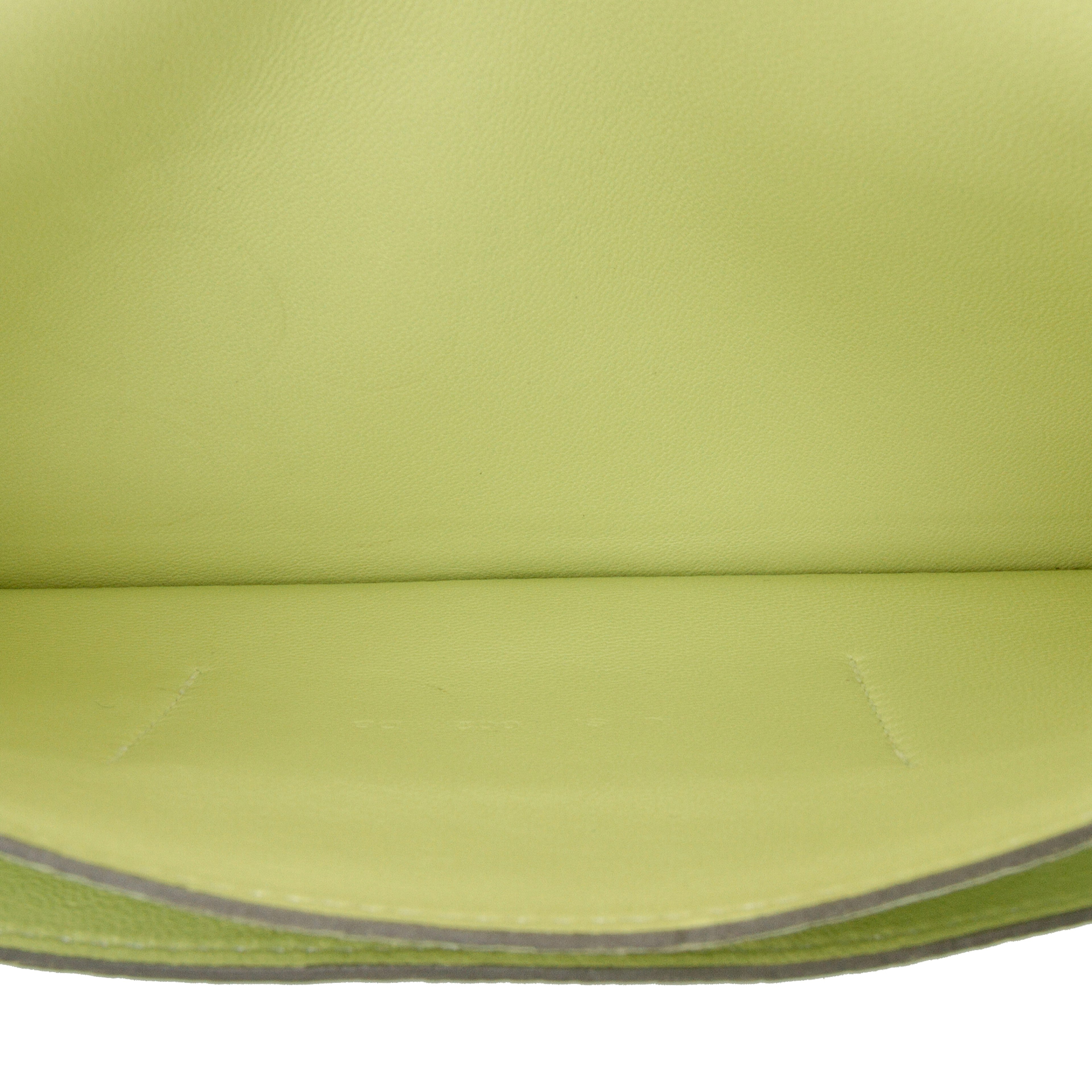 Hermès Togo Dogon Duo Wallet Gm, från Luxclusif, i färgen light yellow. Klicka för att öppna bilden i stort format