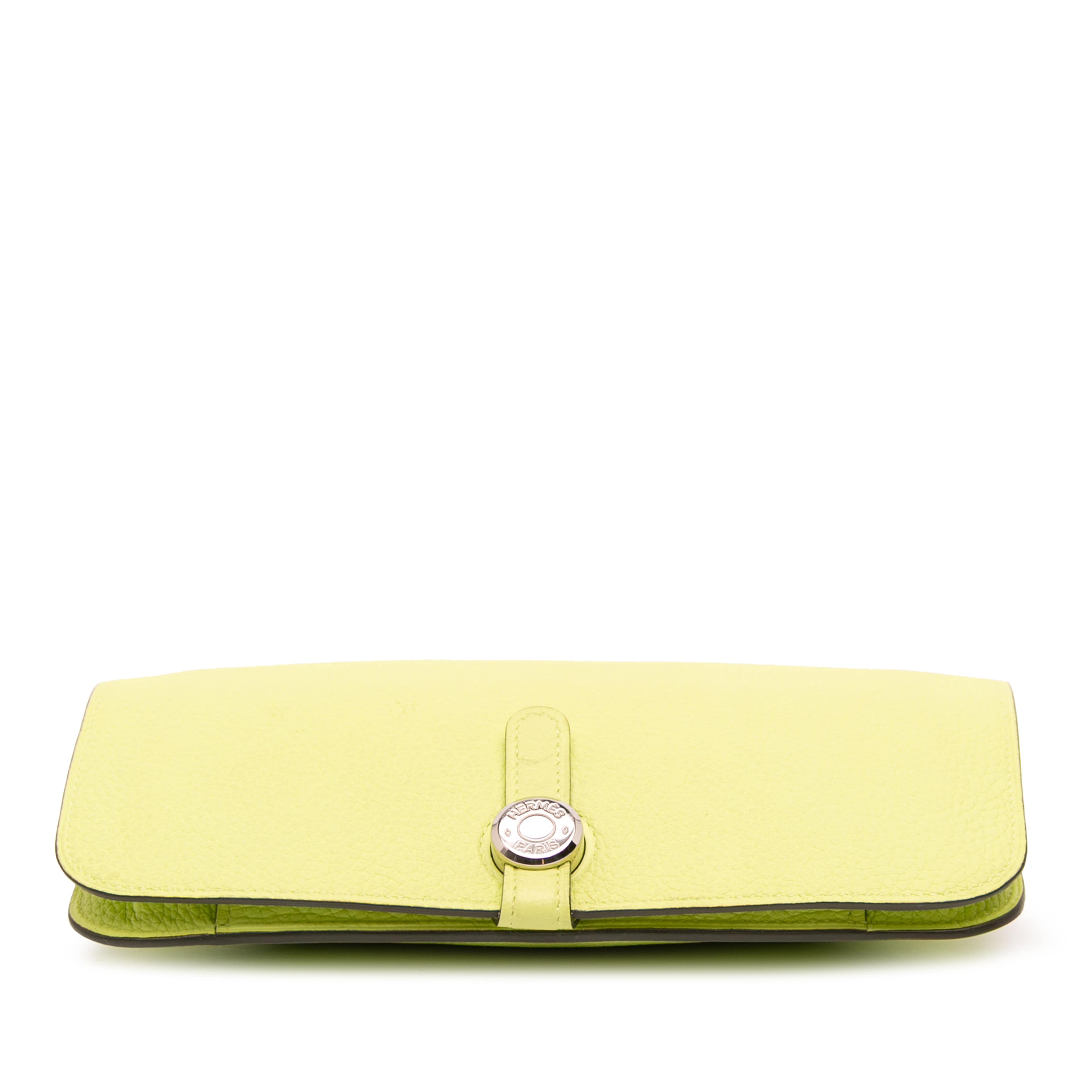 Hermès Togo Dogon Duo Wallet Gm, från Luxclusif, i färgen light yellow. Klicka för att öppna bilden i stort format