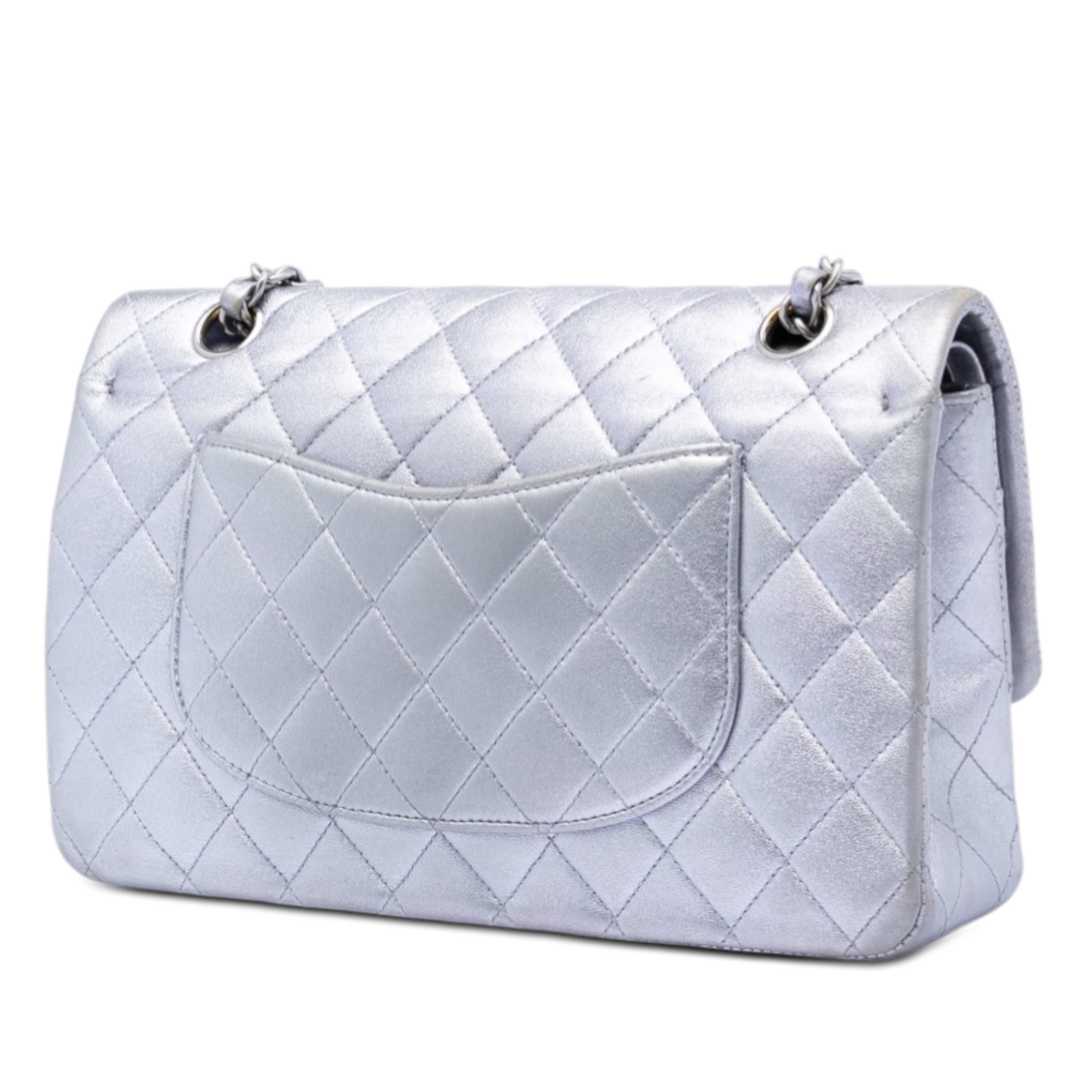 Chanel Medium Classic Metallic Lambskin Double Flap, från Luxclusif, i färgen purpur. Klicka för att öppna bilden i stort format