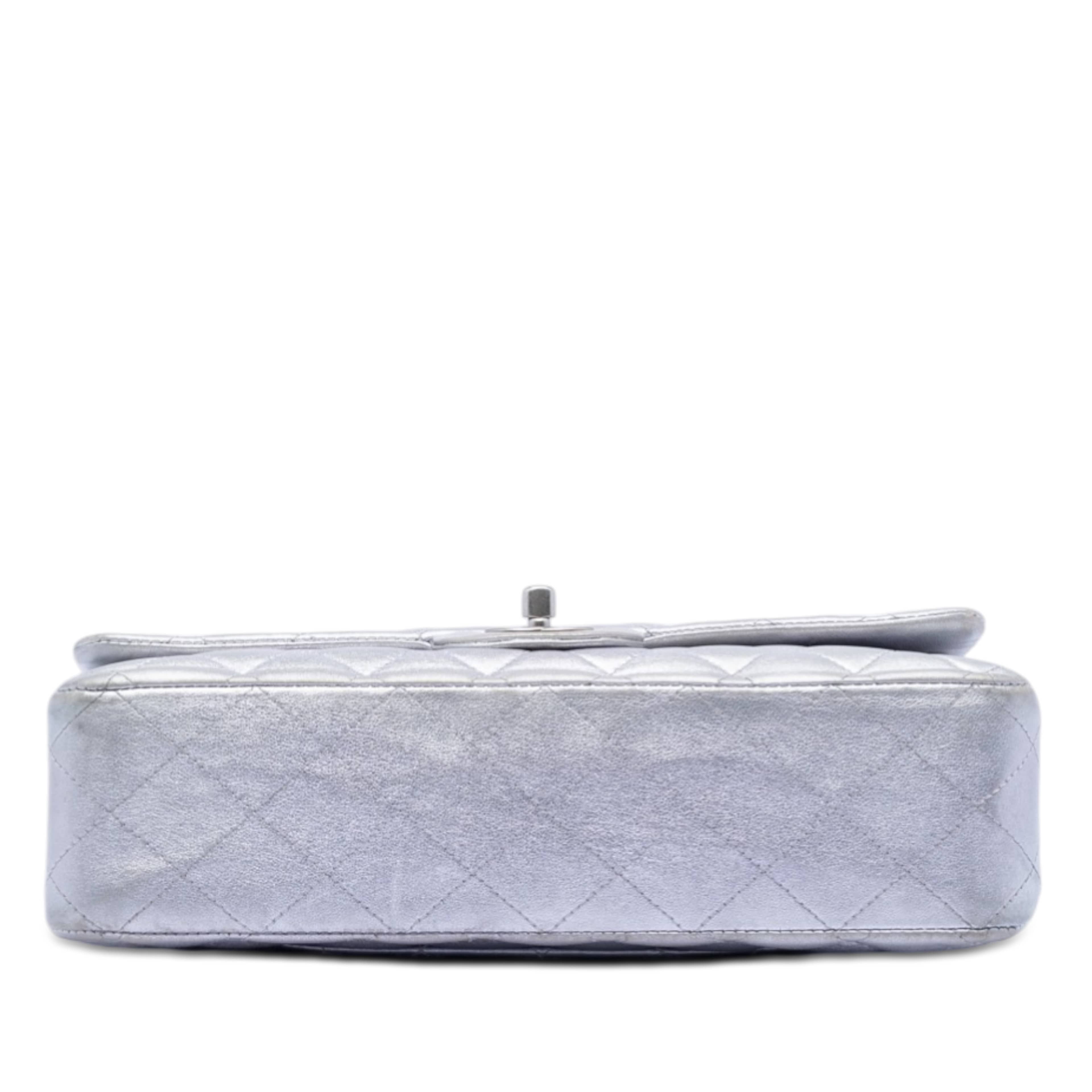 Chanel Medium Classic Metallic Lambskin Double Flap, från Luxclusif, i färgen purpur. Klicka för att öppna bilden i stort format