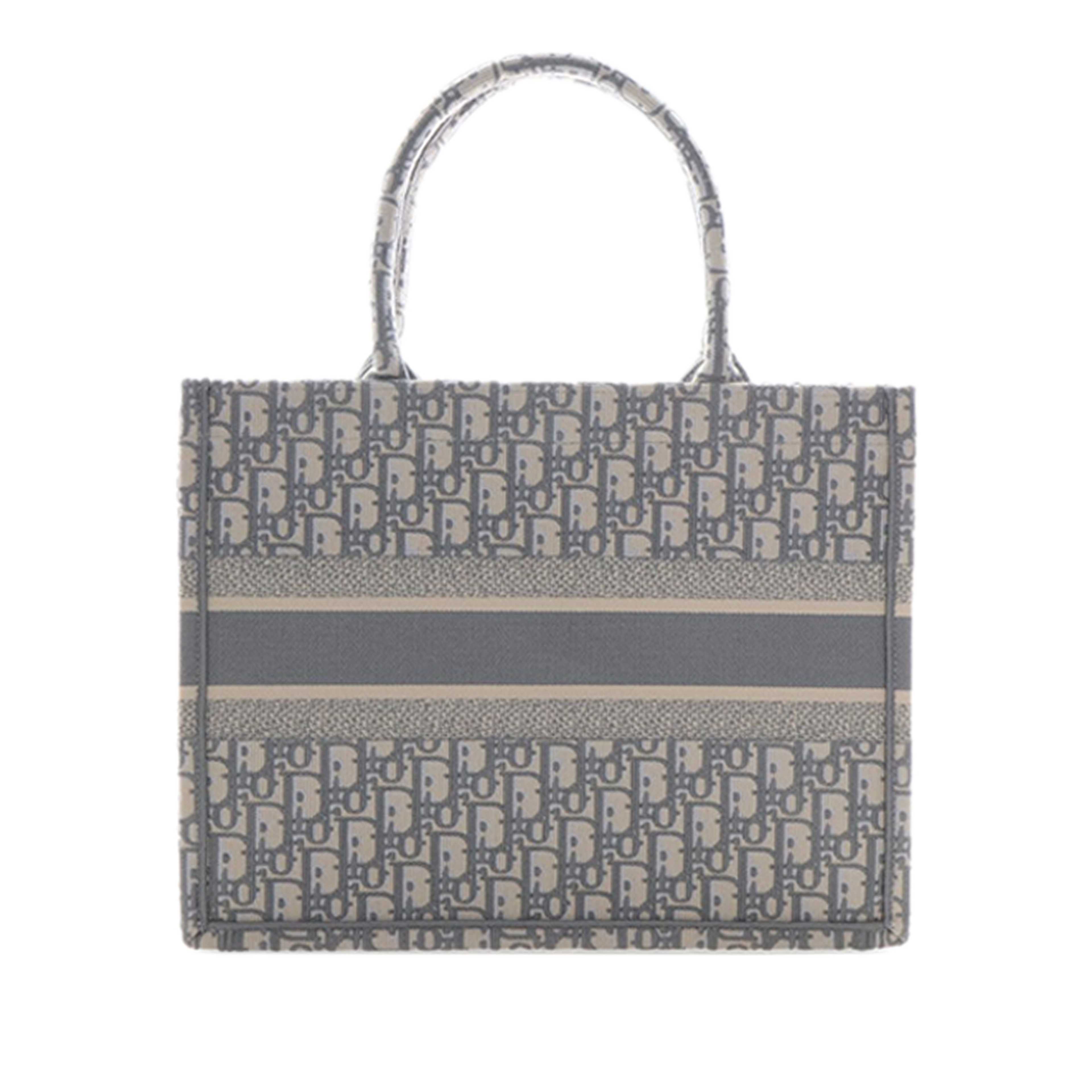Dior Medium Oblique Embroidered Canvas Book Tote, från Luxclusif, i färgen gray. Klicka för att öppna bilden i stort format