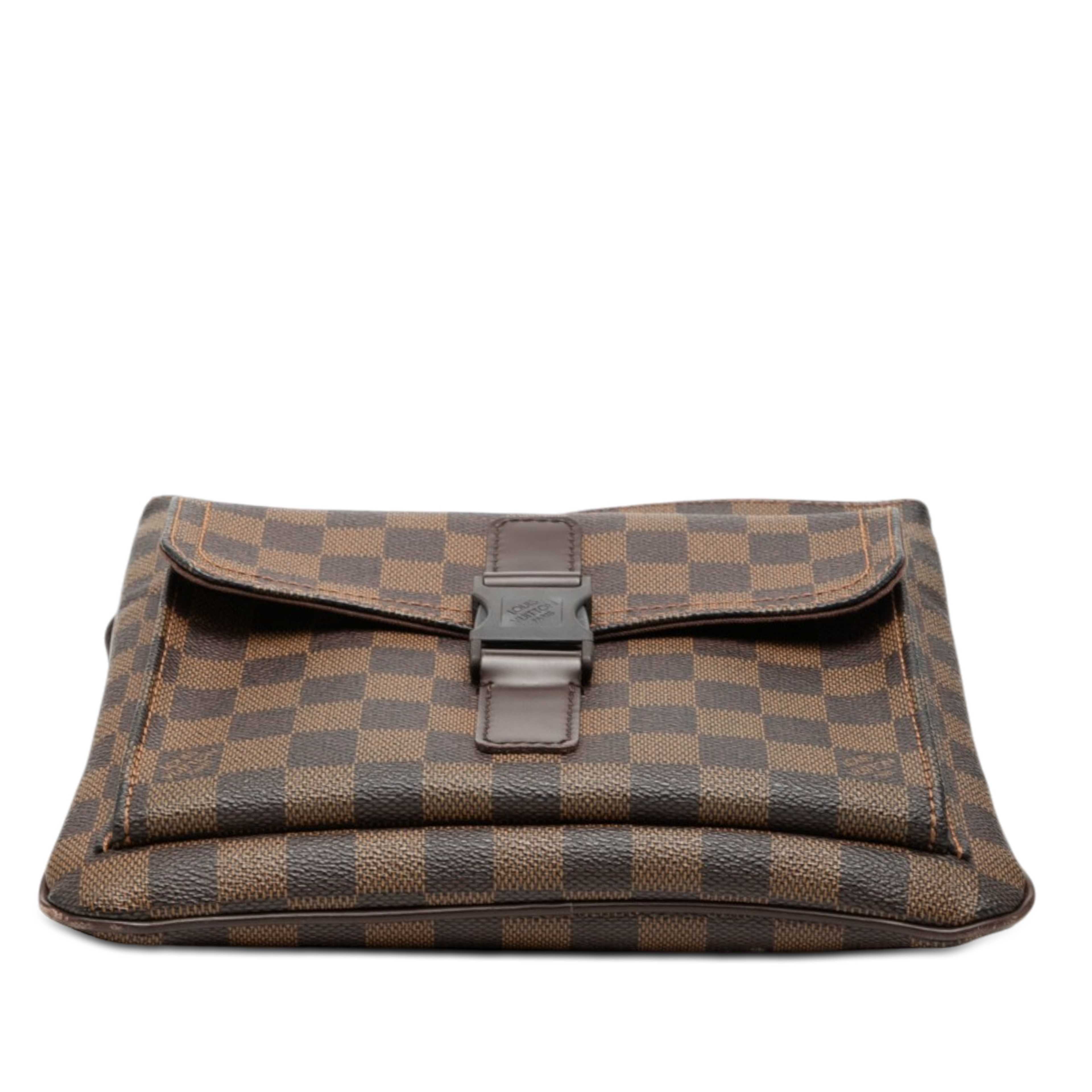 Louis Vuitton Damier Ebene Pochette Melville, från Luxclusif, i färgen brun. Klicka för att öppna bilden i stort format