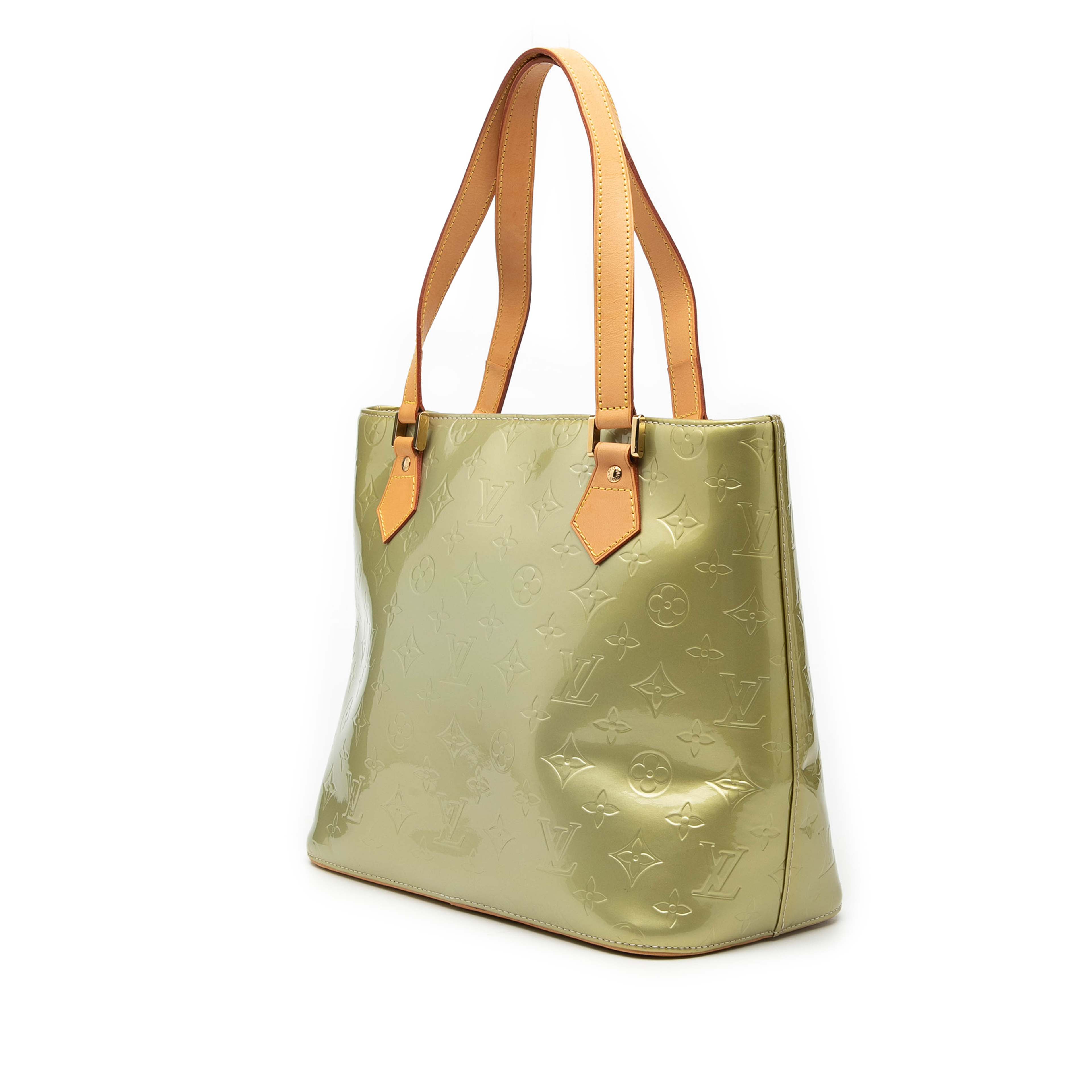 Louis Vuitton Monogram Vernis Houston, från Luxclusif, i färgen light green. Klicka för att öppna bilden i stort format