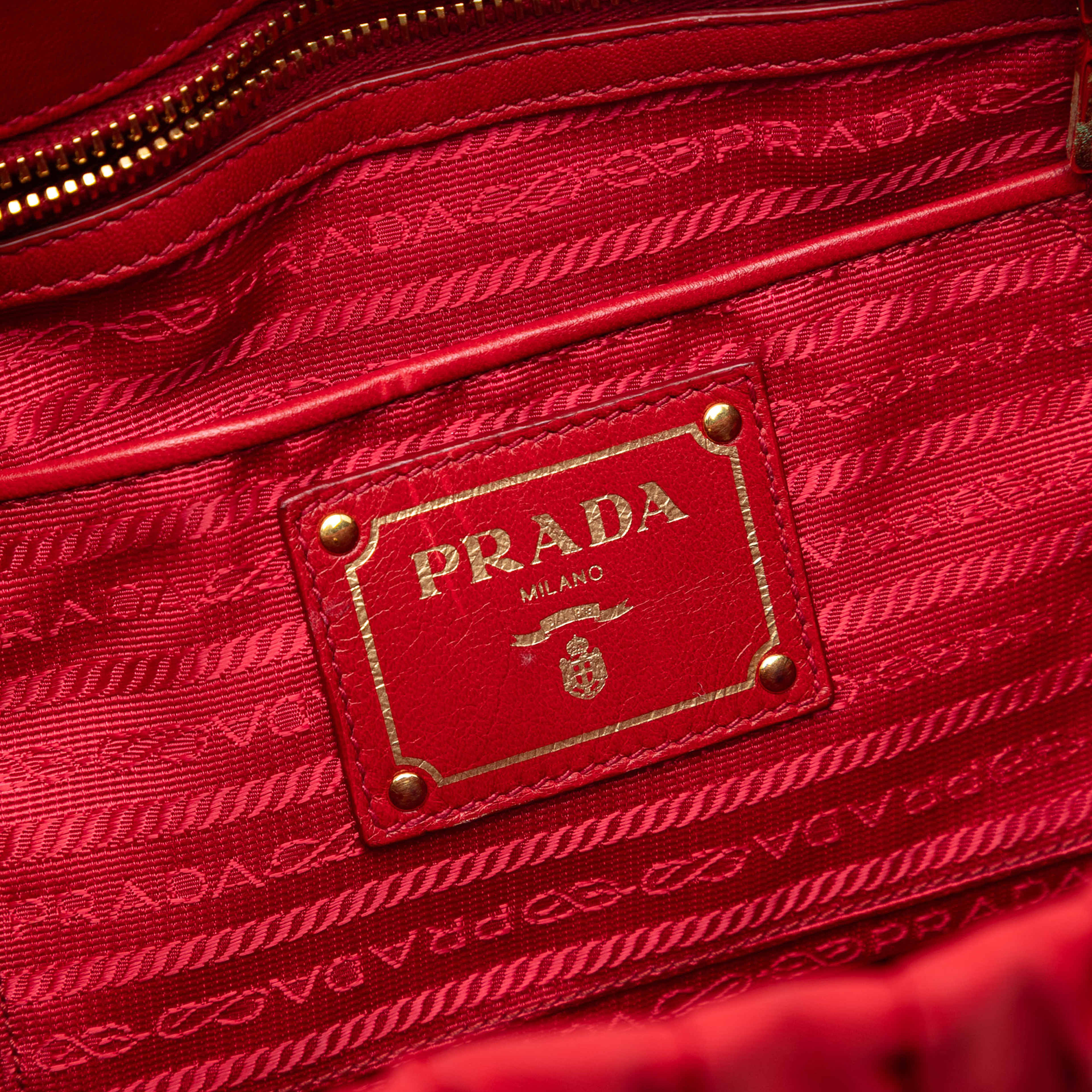 Prada Tessuto Gaufre Satchel, från Luxclusif, i färgen red. Klicka för att öppna bilden i stort format
