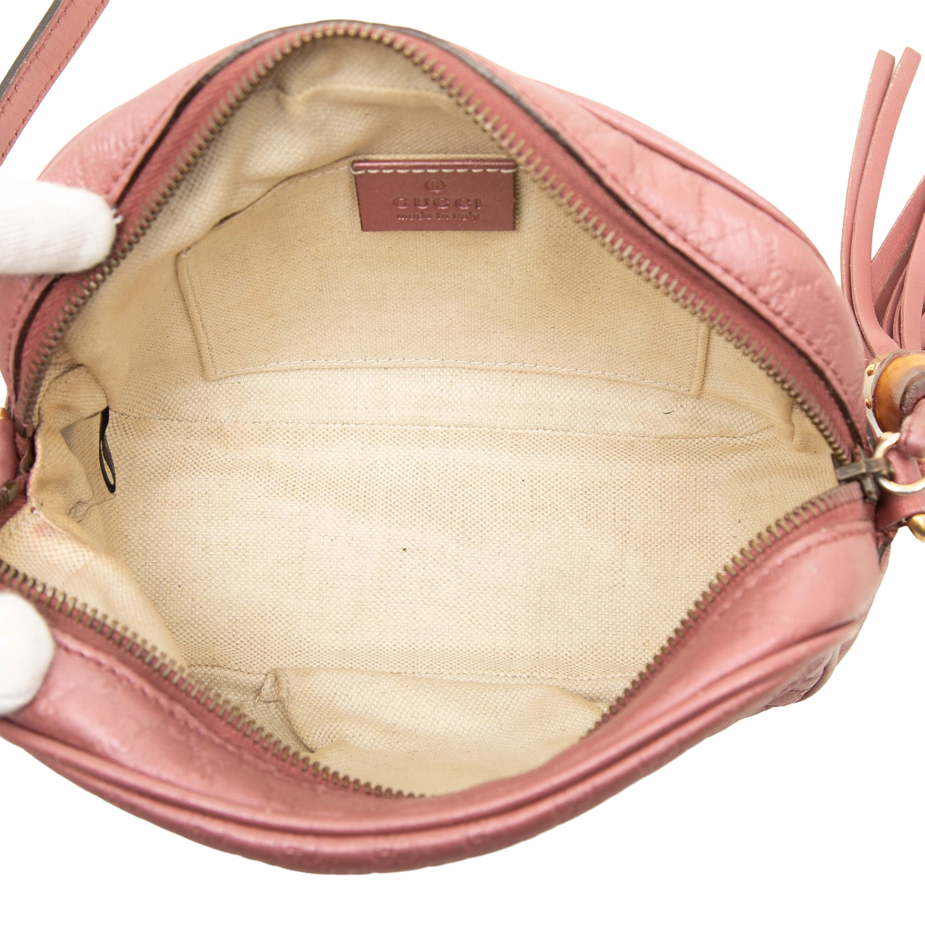 Gucci Metallic Microguccissima Sunshine Disco Camera Bag, från Luxclusif, i färgen rosa. Klicka för att öppna bilden i stort format