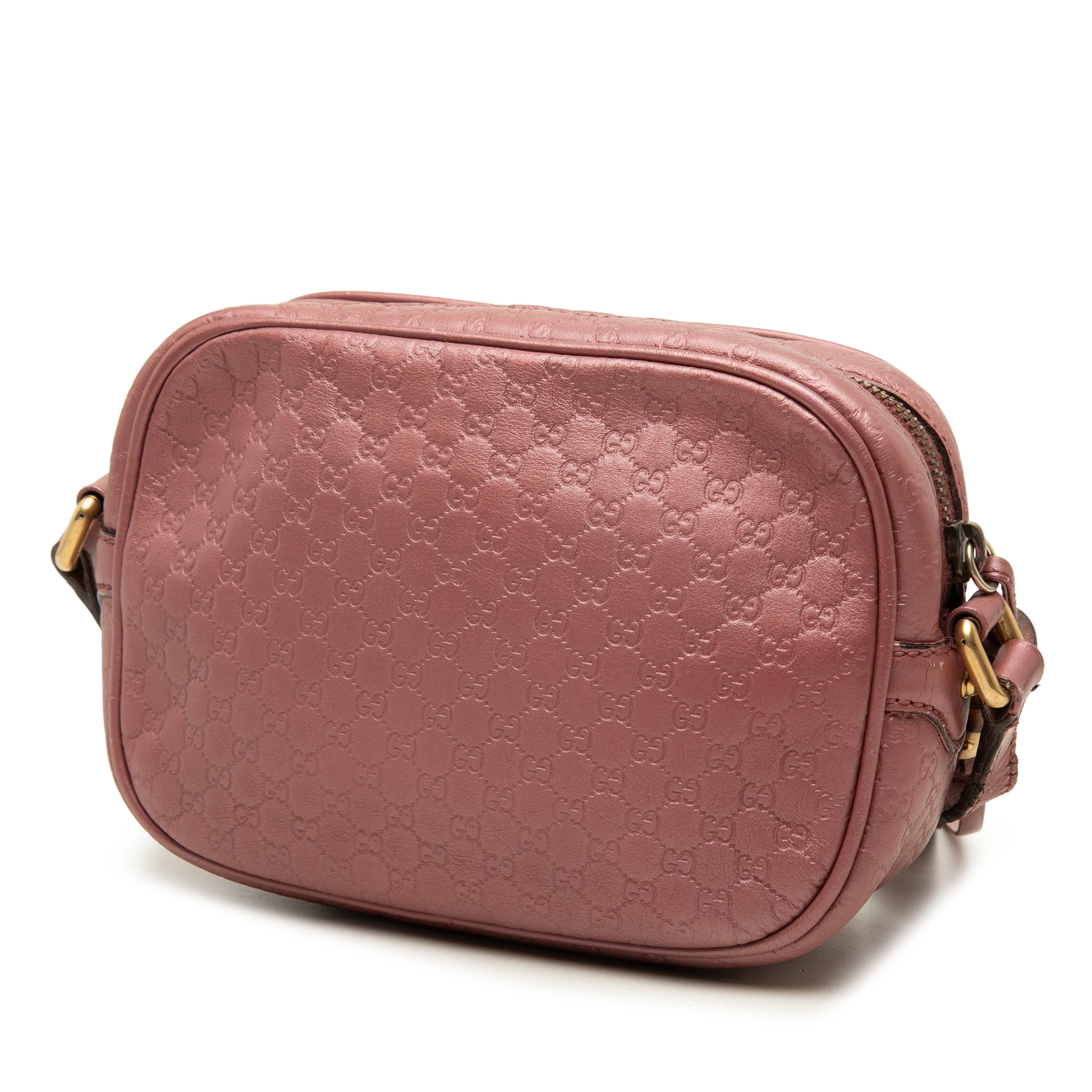 Gucci Metallic Microguccissima Sunshine Disco Camera Bag, från Luxclusif, i färgen rosa. Klicka för att öppna bilden i stort format