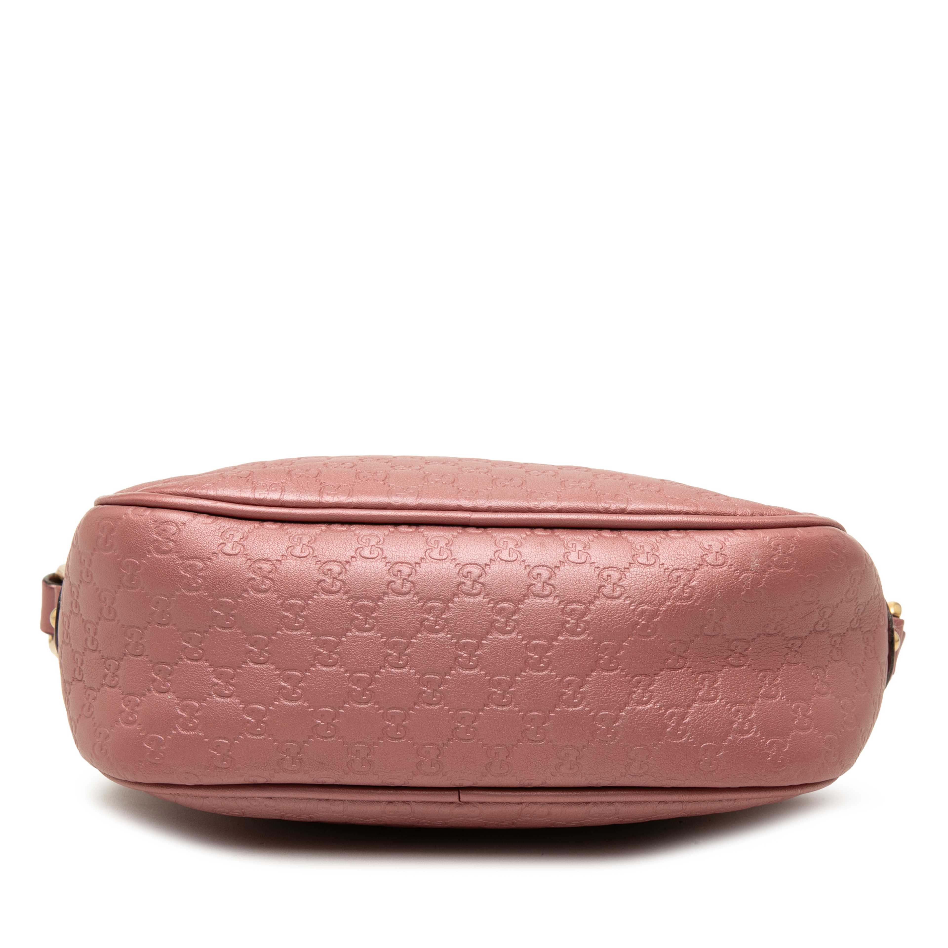 Gucci Metallic Microguccissima Sunshine Disco Camera Bag, från Luxclusif, i färgen rosa. Klicka för att öppna bilden i stort format