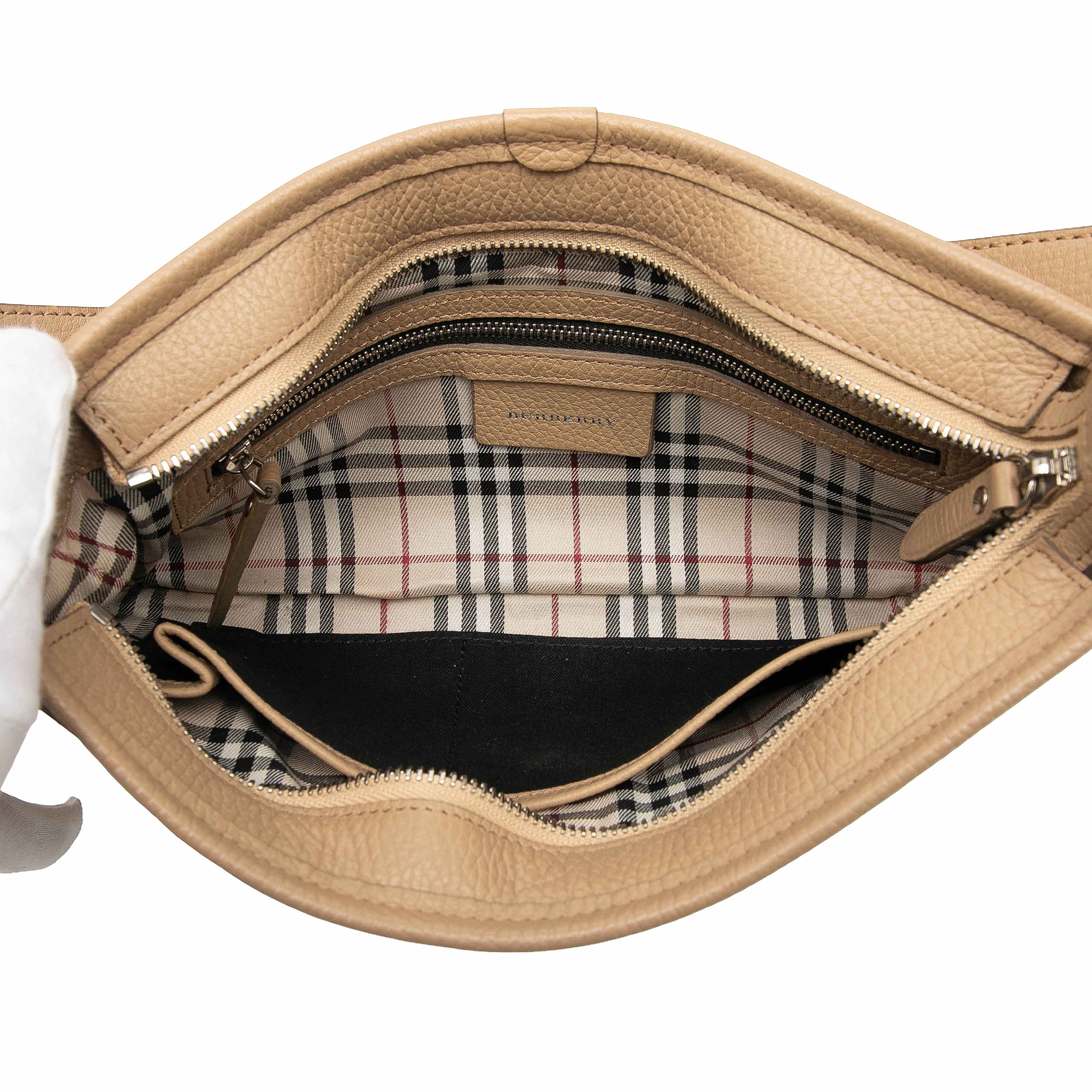 Burberry Leather Shoulder Bag, från Luxclusif, i färgen beige. Klicka för att öppna bilden i stort format