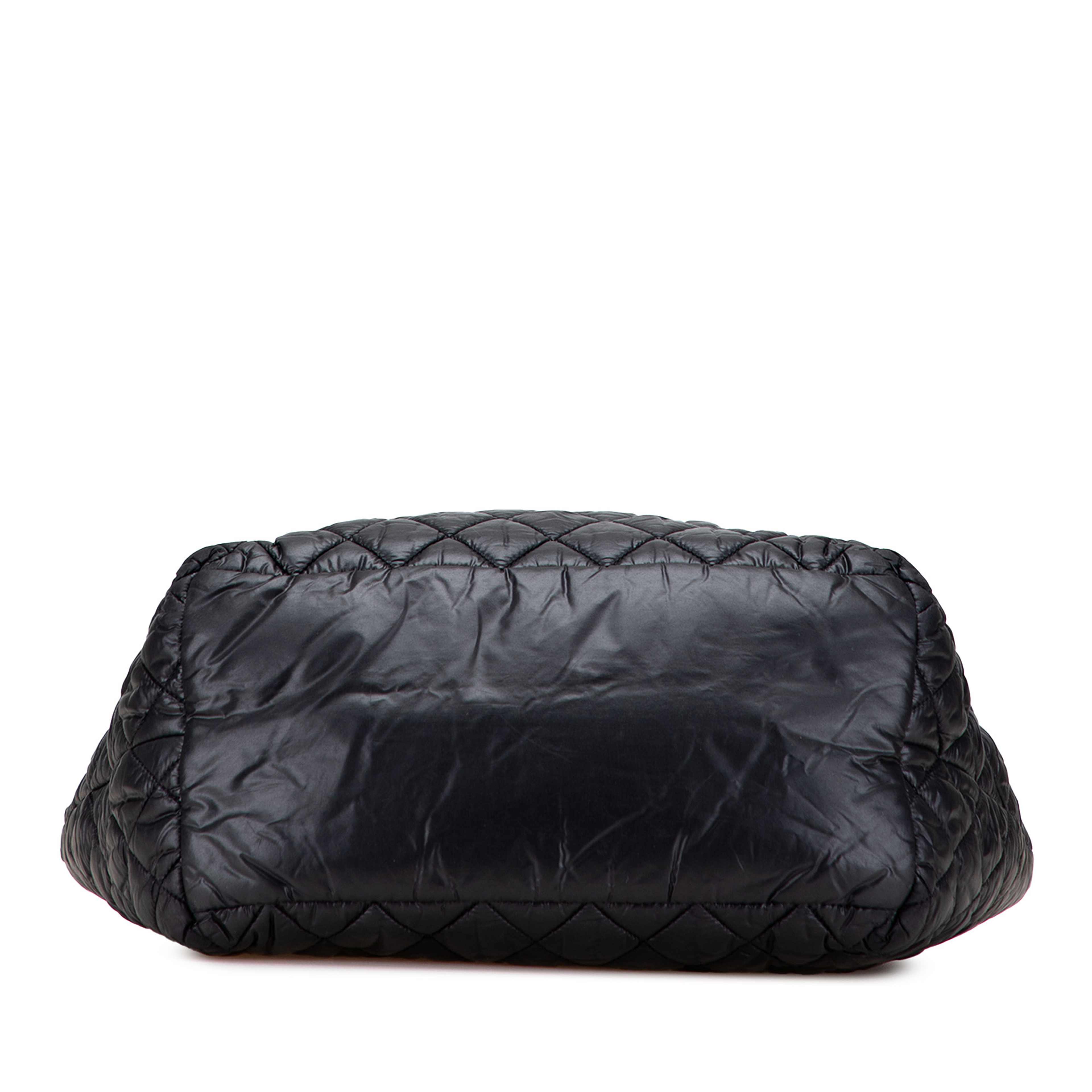 Chanel Small Quilted Nylon Coco Cocoon Tote, från Luxclusif, i färgen black. Klicka för att öppna bilden i stort format