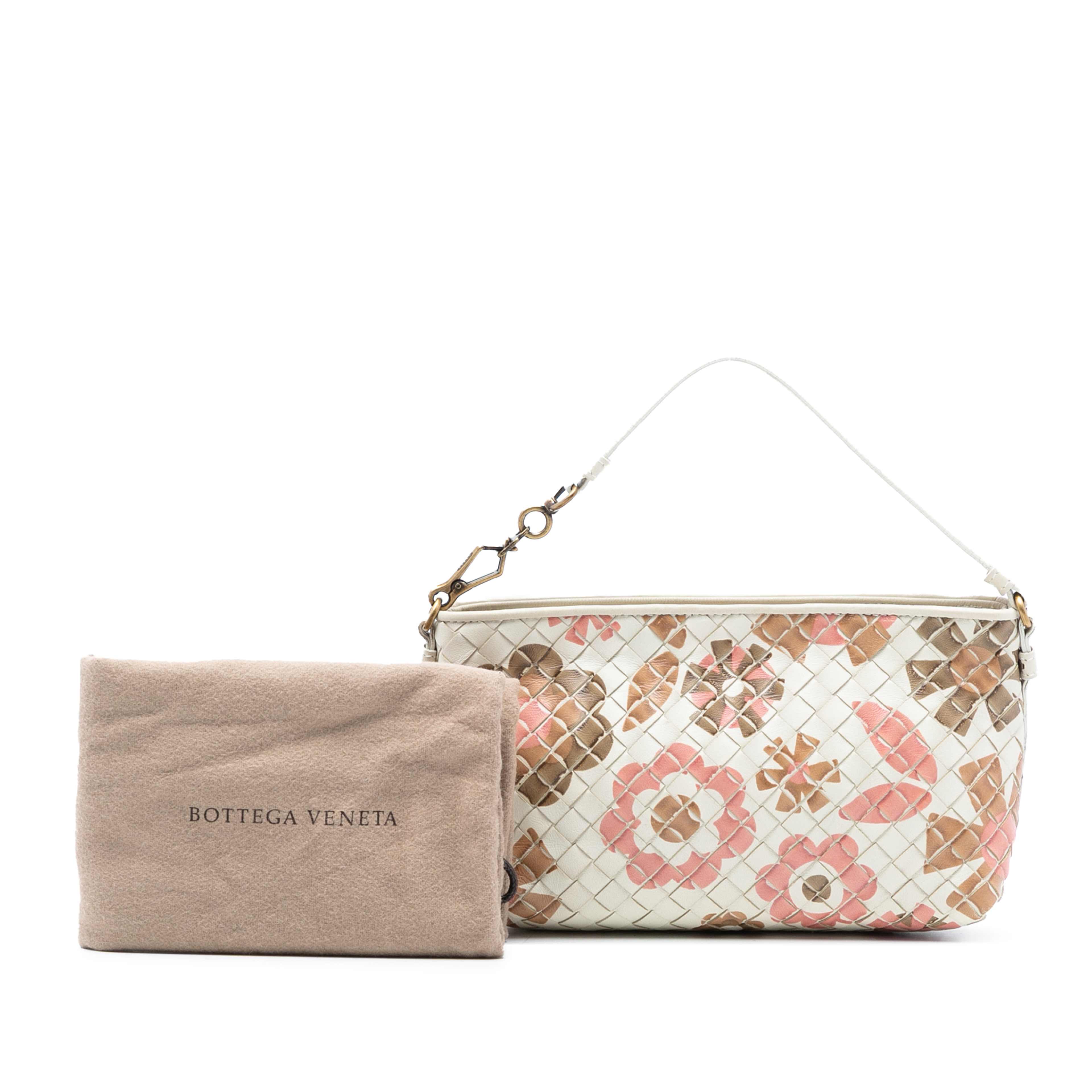 Bottega Veneta Nappa Intrecciato Floral Print Handbag, från Luxclusif, i färgen vit. Klicka för att öppna bilden i stort format