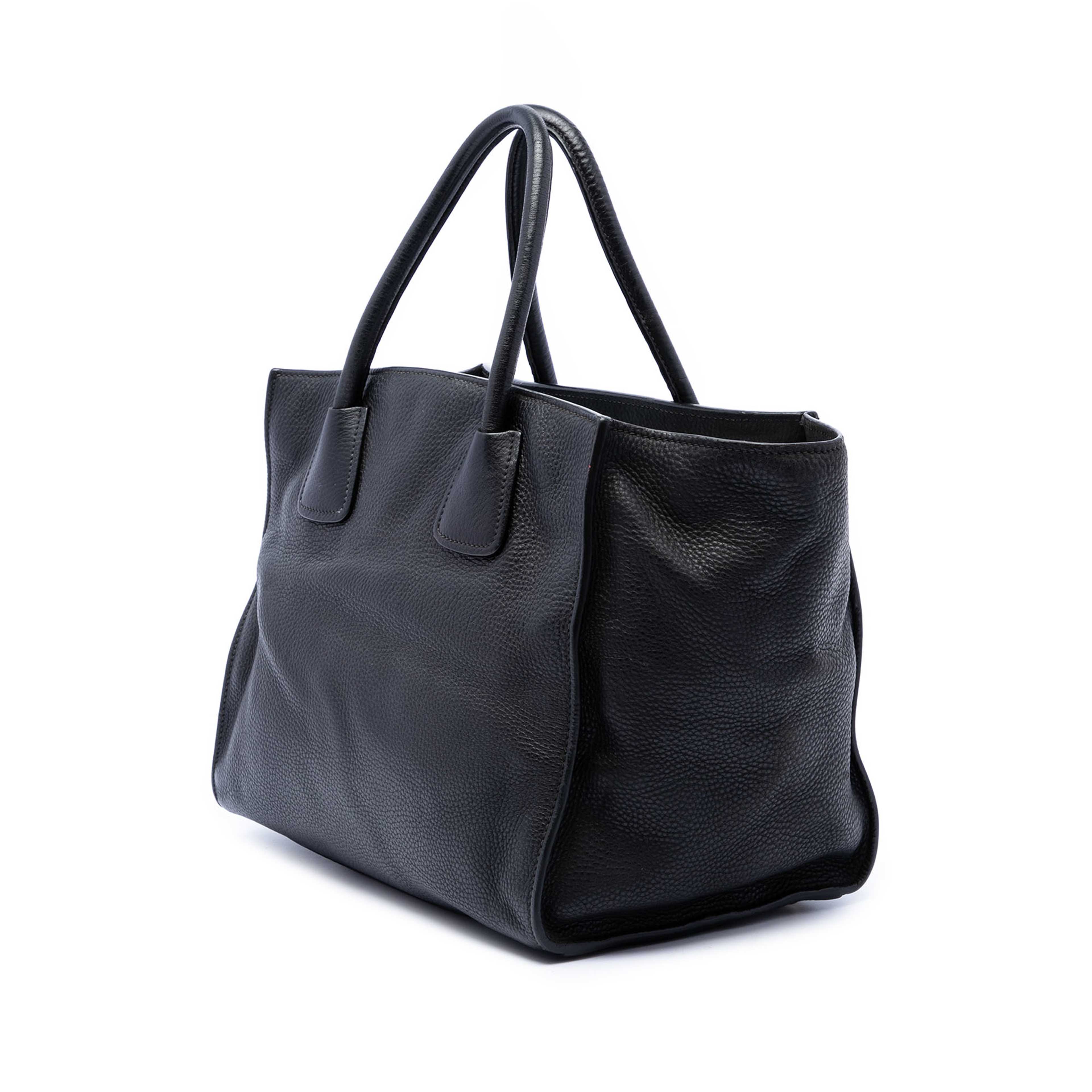Prada Vitello Daino Front Pocket Open Convertible Tote, från Luxclusif, i färgen svart. Klicka för att öppna bilden i stort format