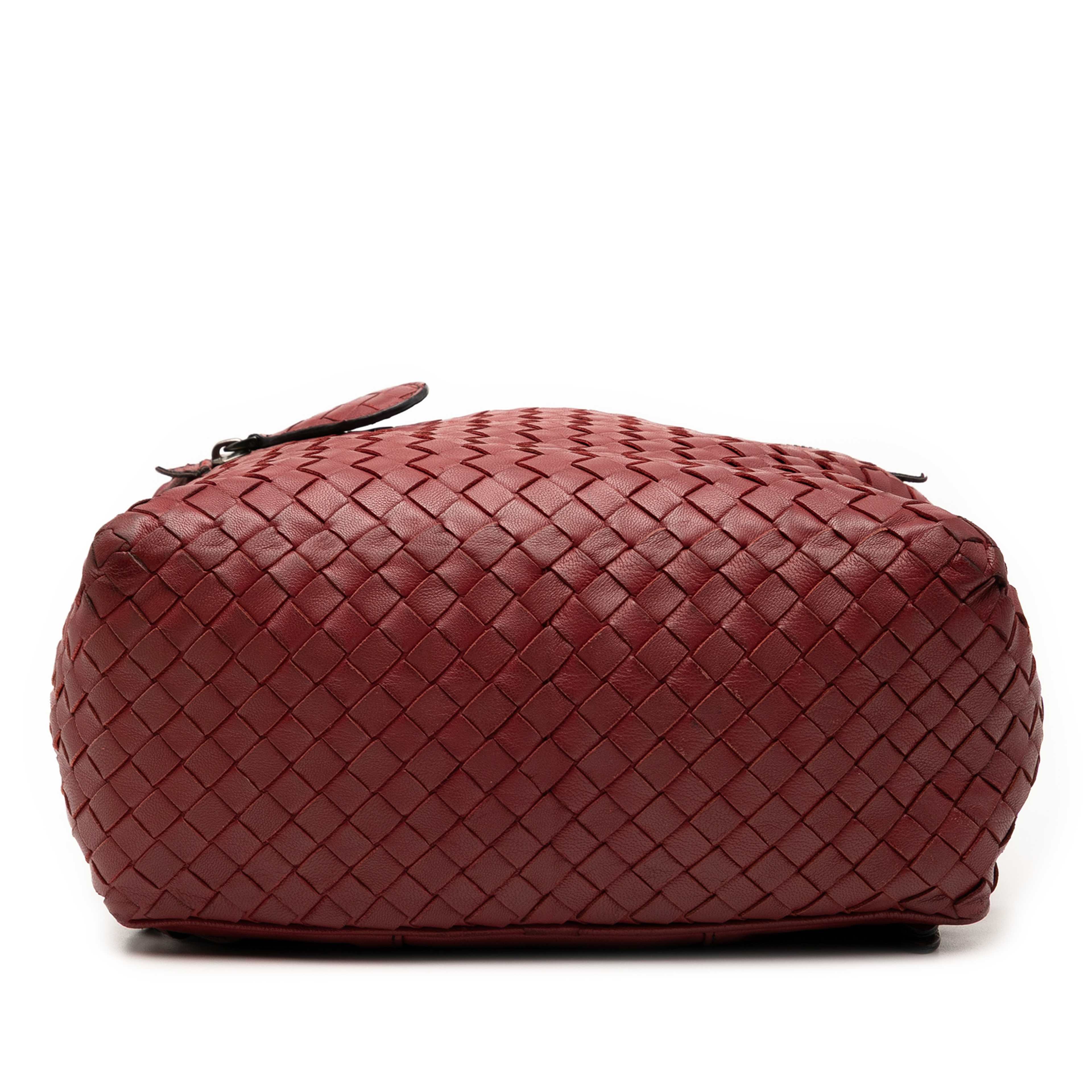 Bottega Veneta Nappa Intrecciato Backpack, från Luxclusif, i färgen dark red. Klicka för att öppna bilden i stort format