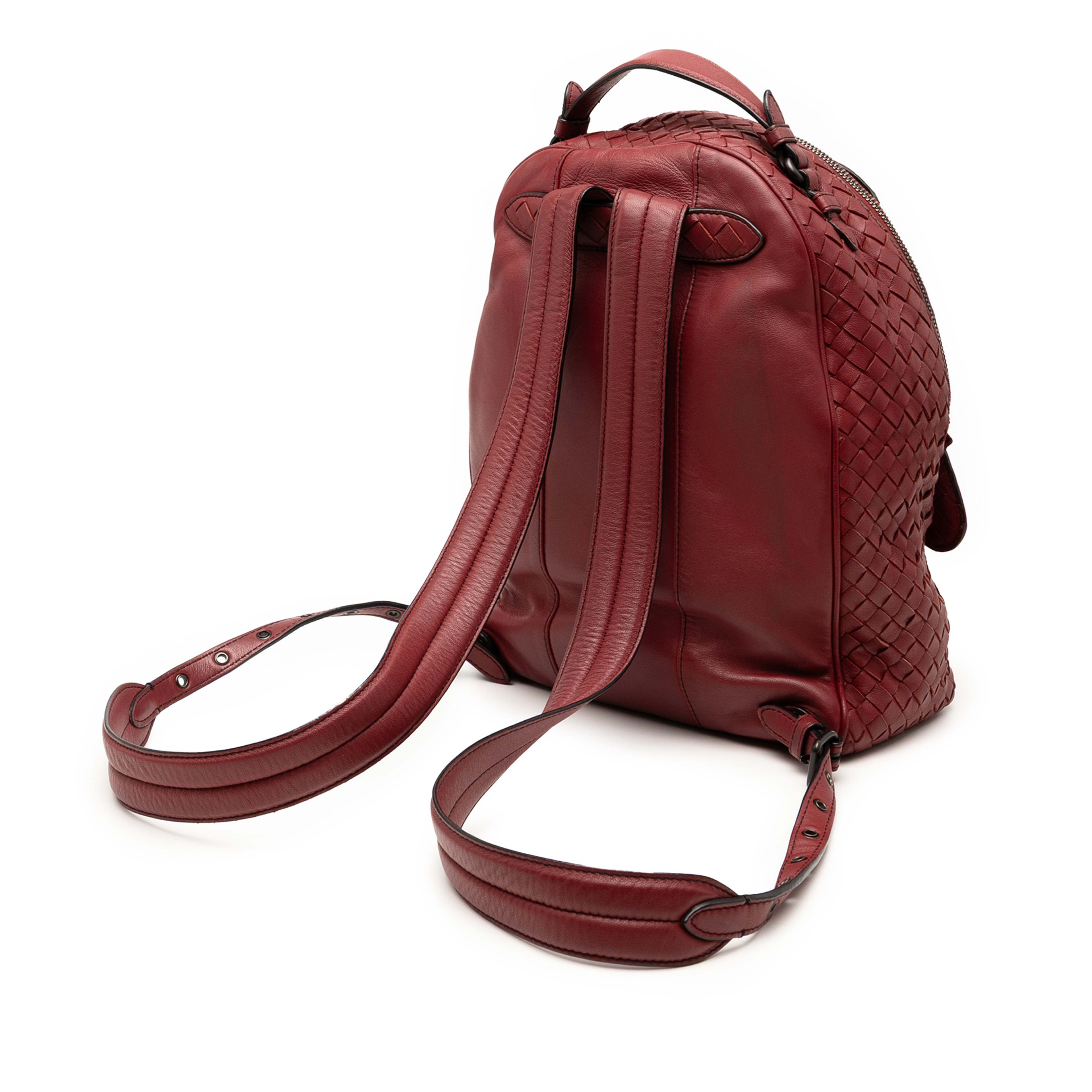Bottega Veneta Nappa Intrecciato Backpack, från Luxclusif, i färgen dark red. Klicka för att öppna bilden i stort format