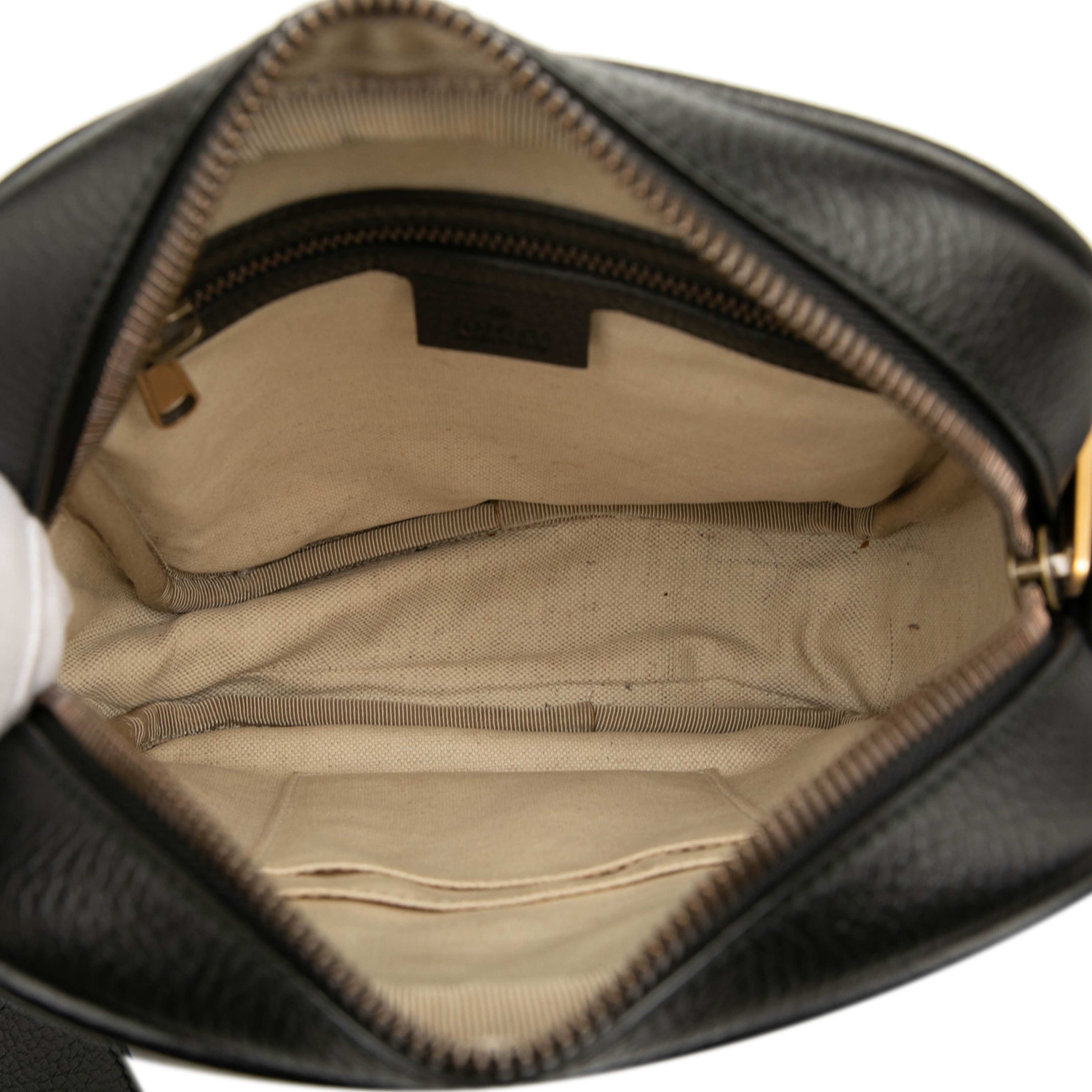 Gucci Grained Calfskin Logo Crossbody, från Luxclusif, i färgen black. Klicka för att öppna bilden i stort format