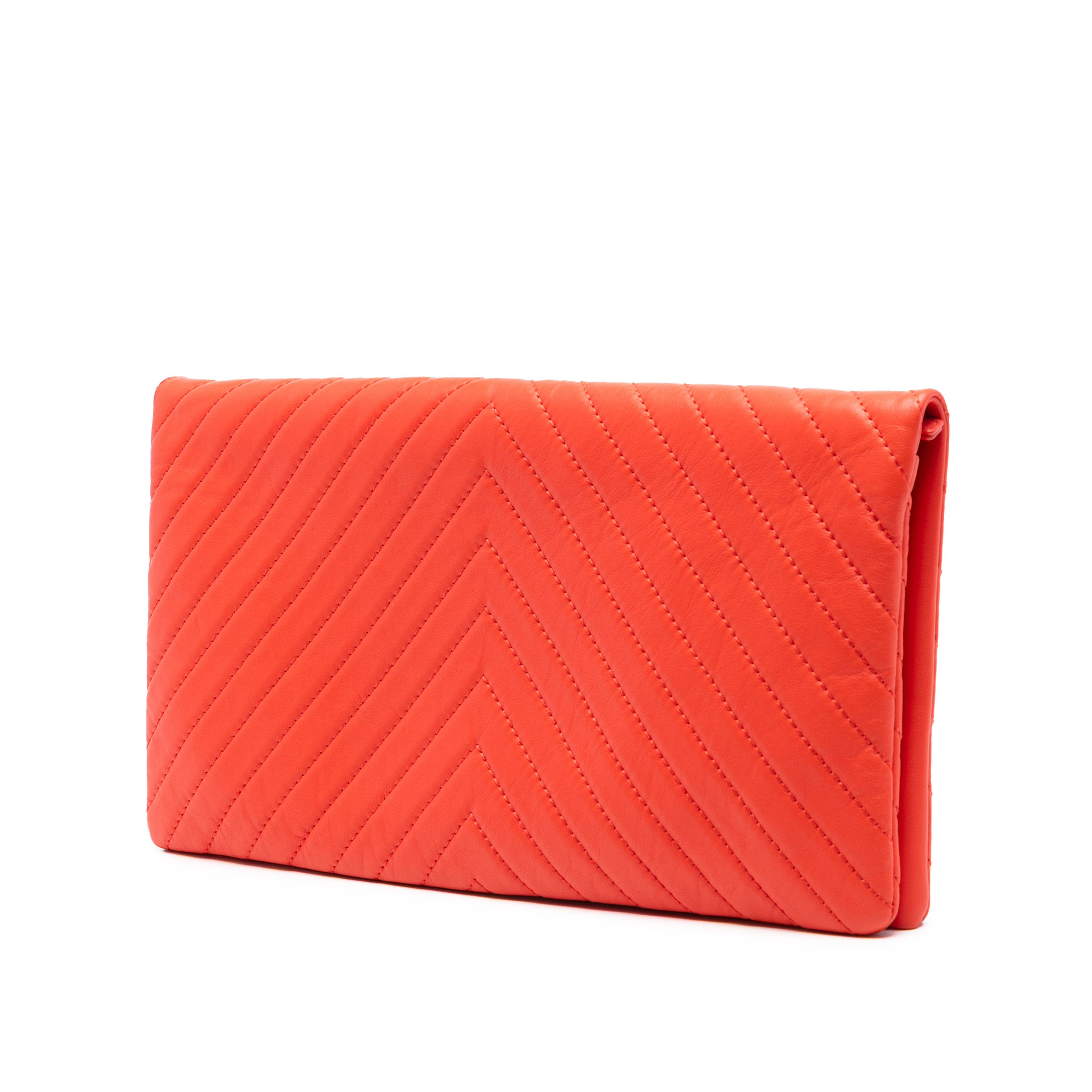 Chanel Cc Chevron Lambskin Fold Over Clutch, från Luxclusif, i färgen red orange. Klicka för att öppna bilden i stort format