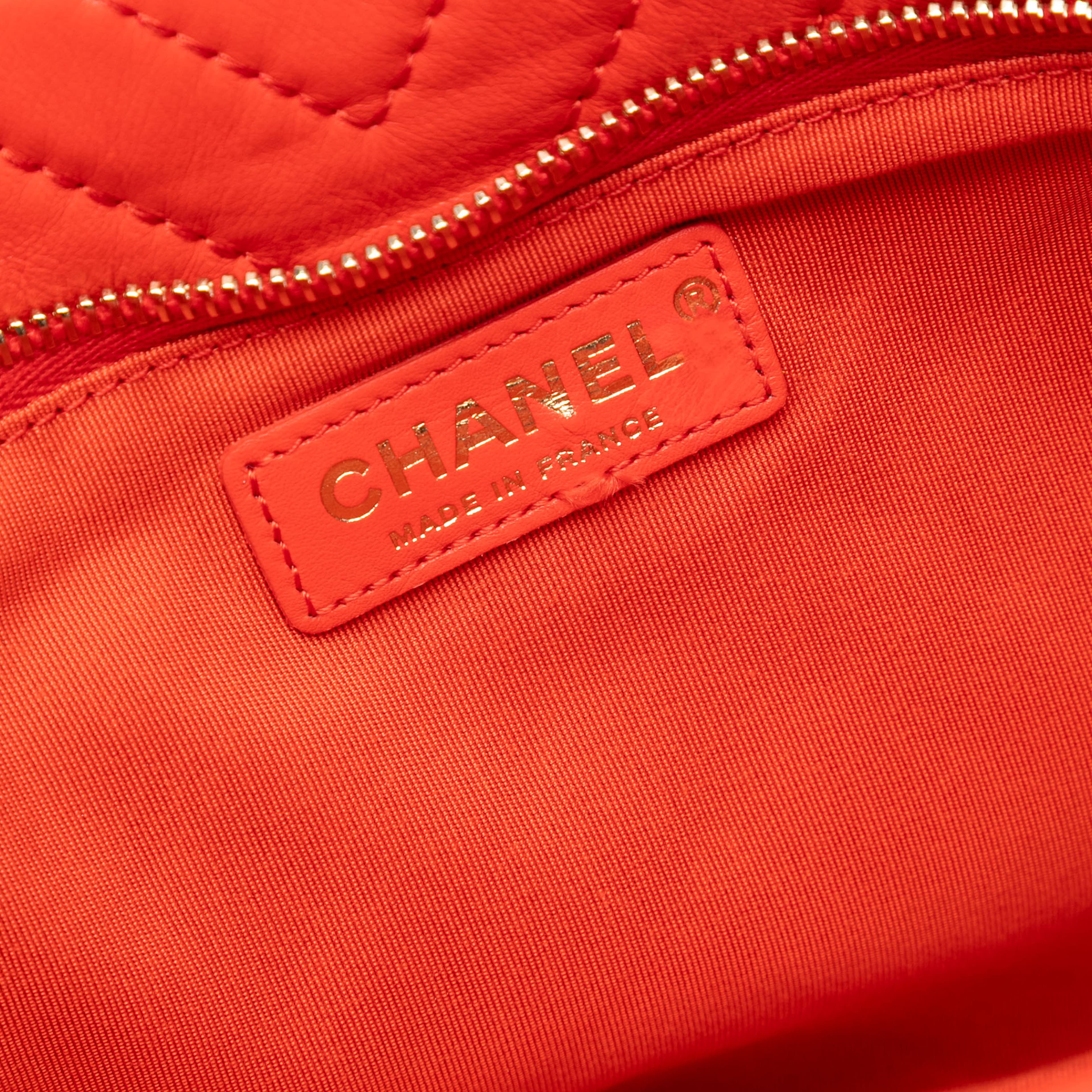 Chanel Cc Chevron Lambskin Fold Over Clutch, från Luxclusif, i färgen red orange. Klicka för att öppna bilden i stort format