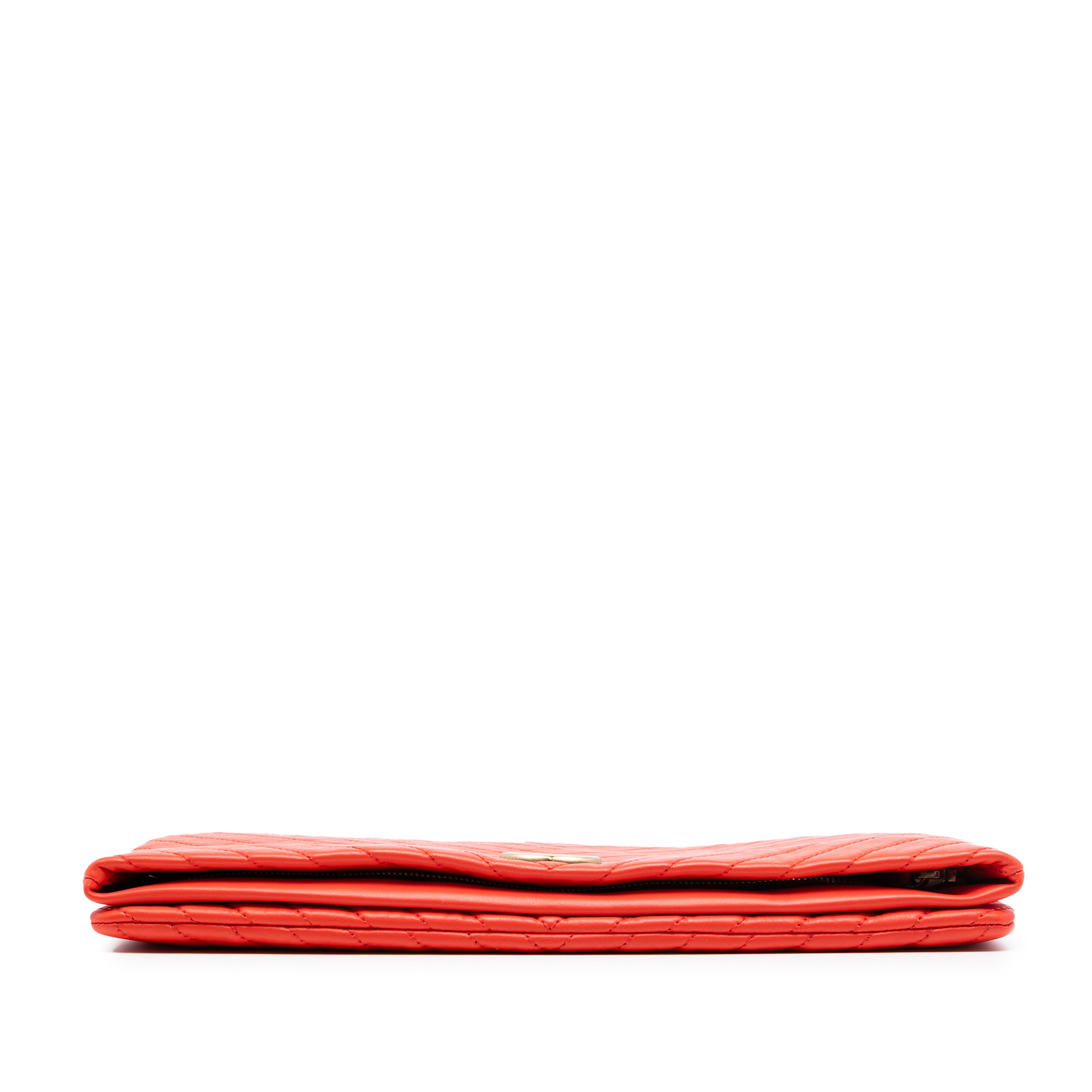Chanel Cc Chevron Lambskin Fold Over Clutch, från Luxclusif, i färgen red orange. Klicka för att öppna bilden i stort format