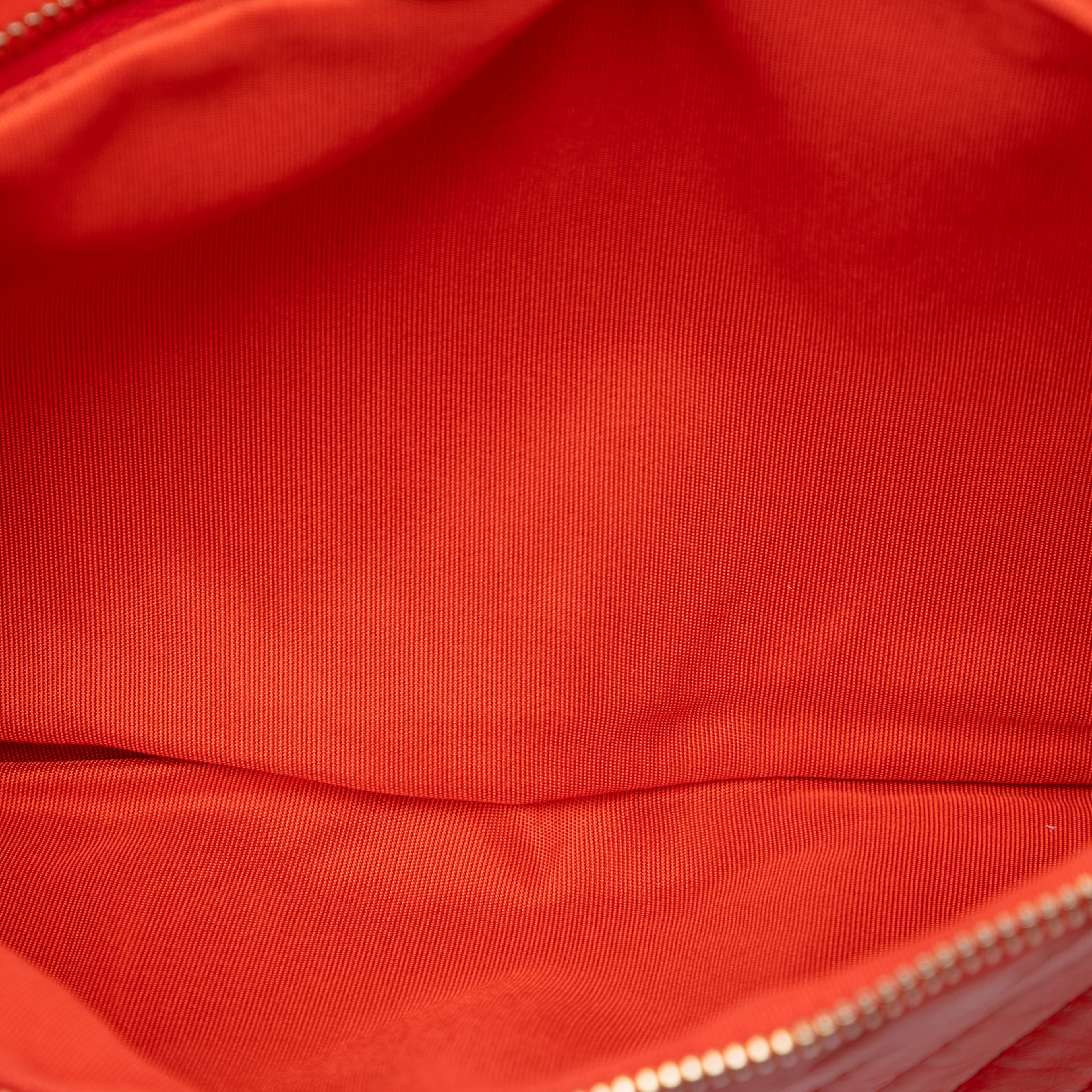 Chanel Cc Chevron Lambskin Fold Over Clutch, från Luxclusif, i färgen red orange. Klicka för att öppna bilden i stort format