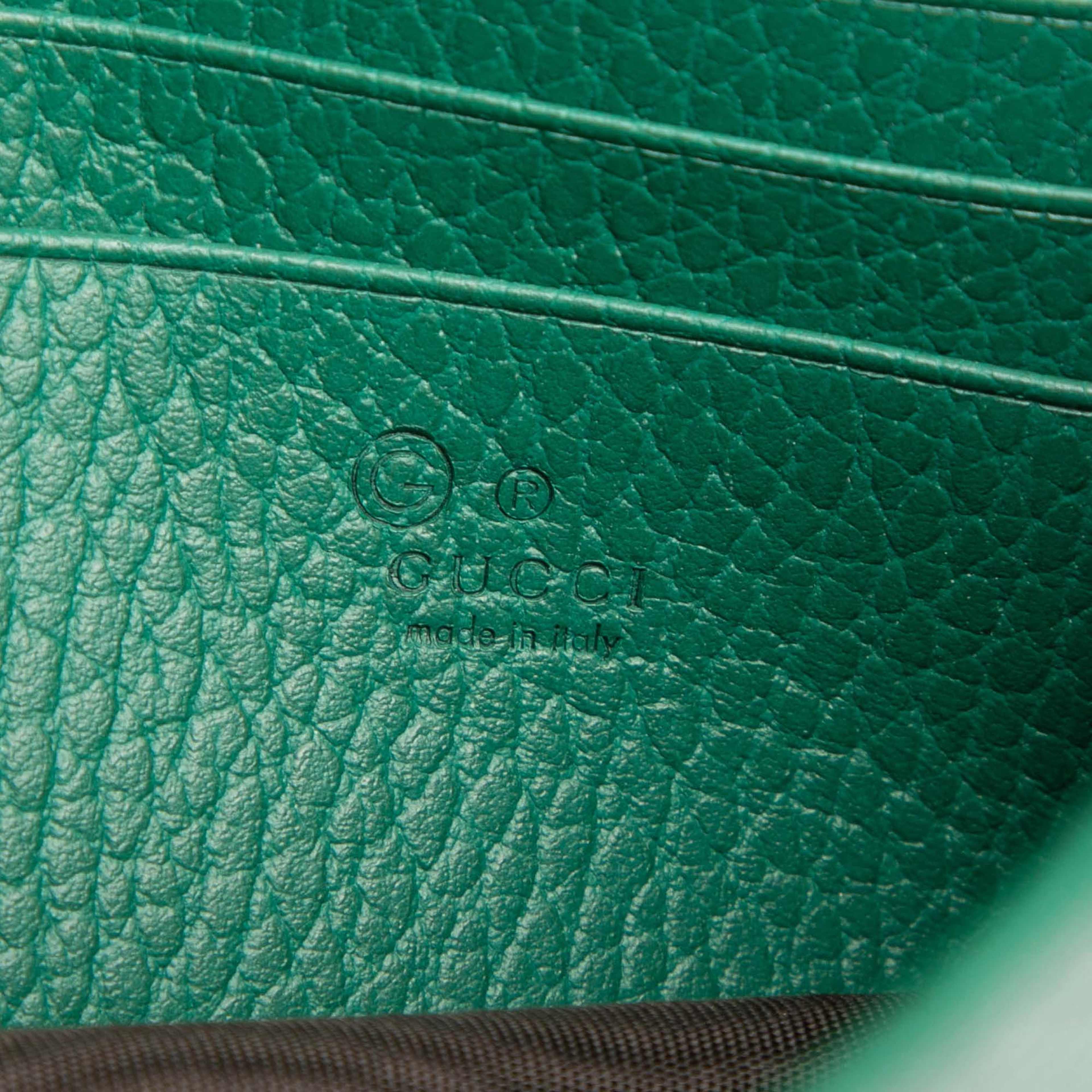 Gucci Interlocking G Dollar Calfskin Wallet On Chain, från Luxclusif, i färgen green. Klicka för att öppna bilden i stort format