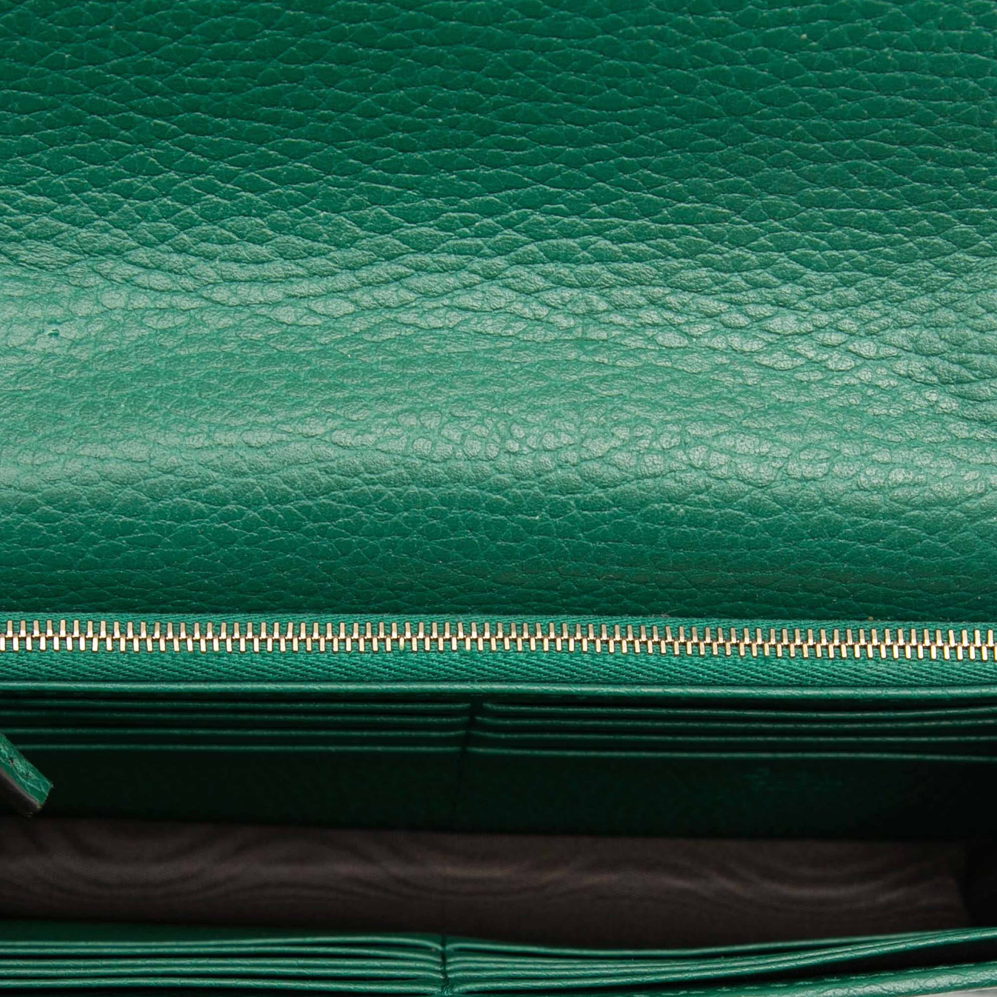 Gucci Interlocking G Dollar Calfskin Wallet On Chain, från Luxclusif, i färgen green. Klicka för att öppna bilden i stort format