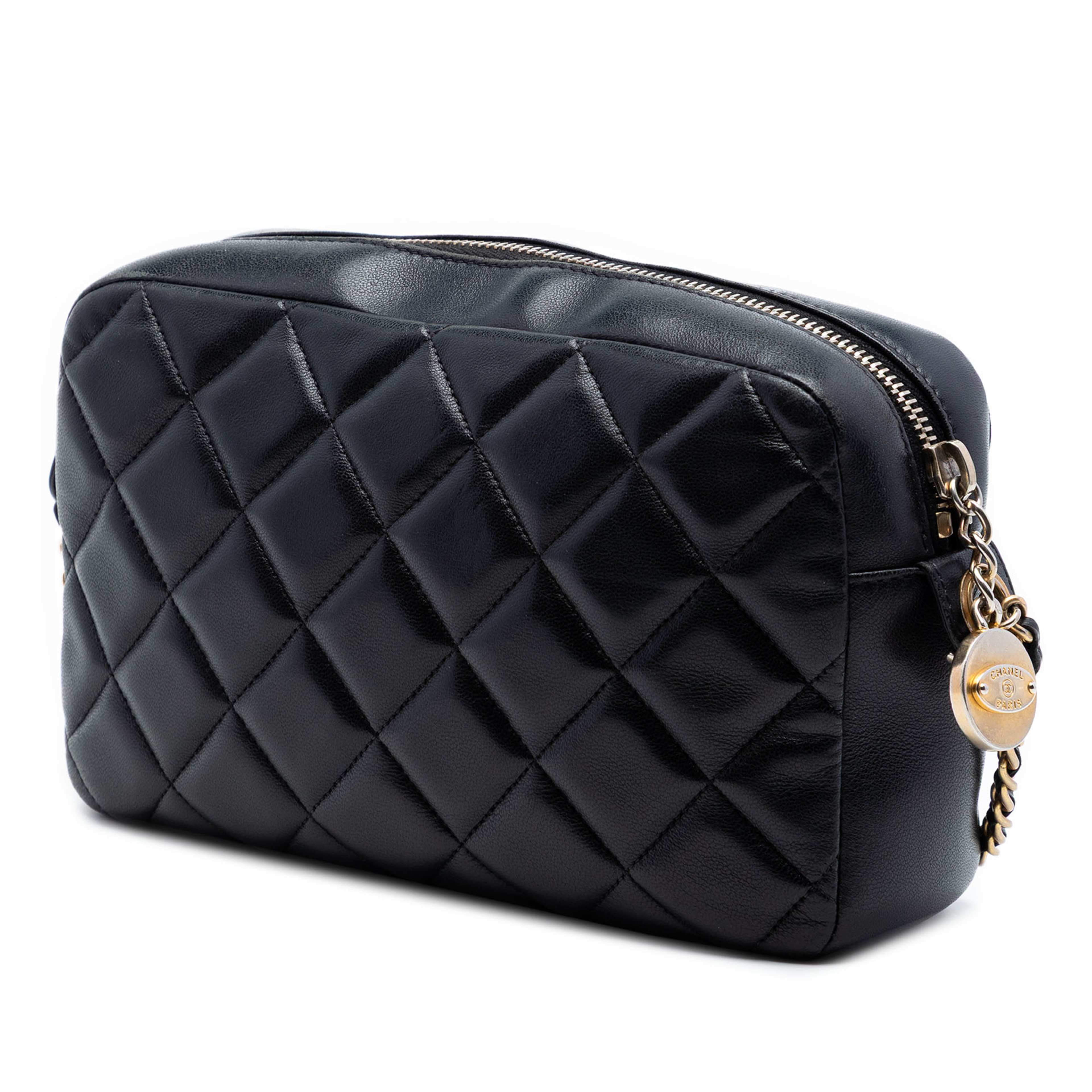 Chanel Cc Quilted Lambskin Diamond Camera Bag, från Luxclusif, i färgen svart. Klicka för att öppna bilden i stort format