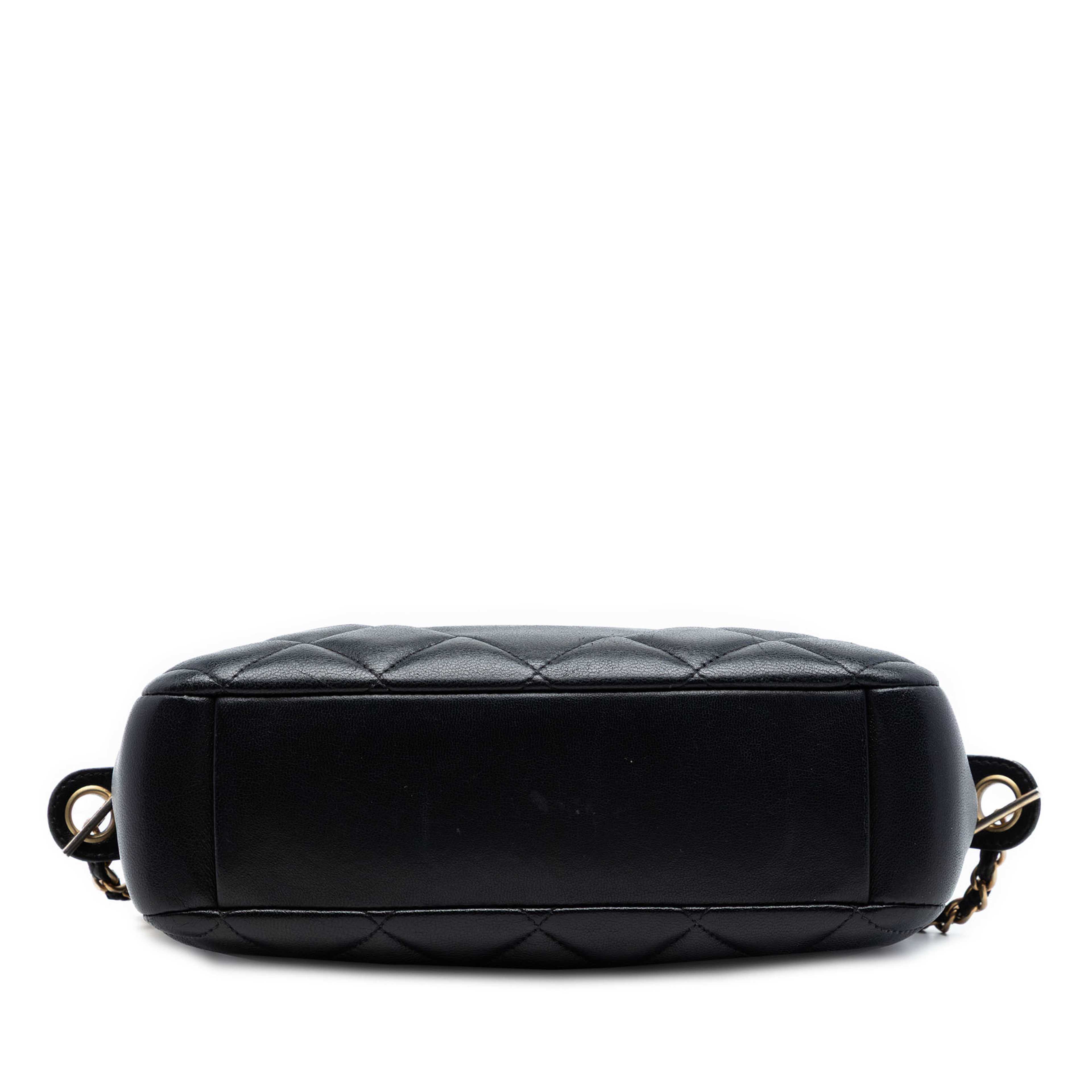 Chanel Cc Quilted Lambskin Diamond Camera Bag, från Luxclusif, i färgen svart. Klicka för att öppna bilden i stort format