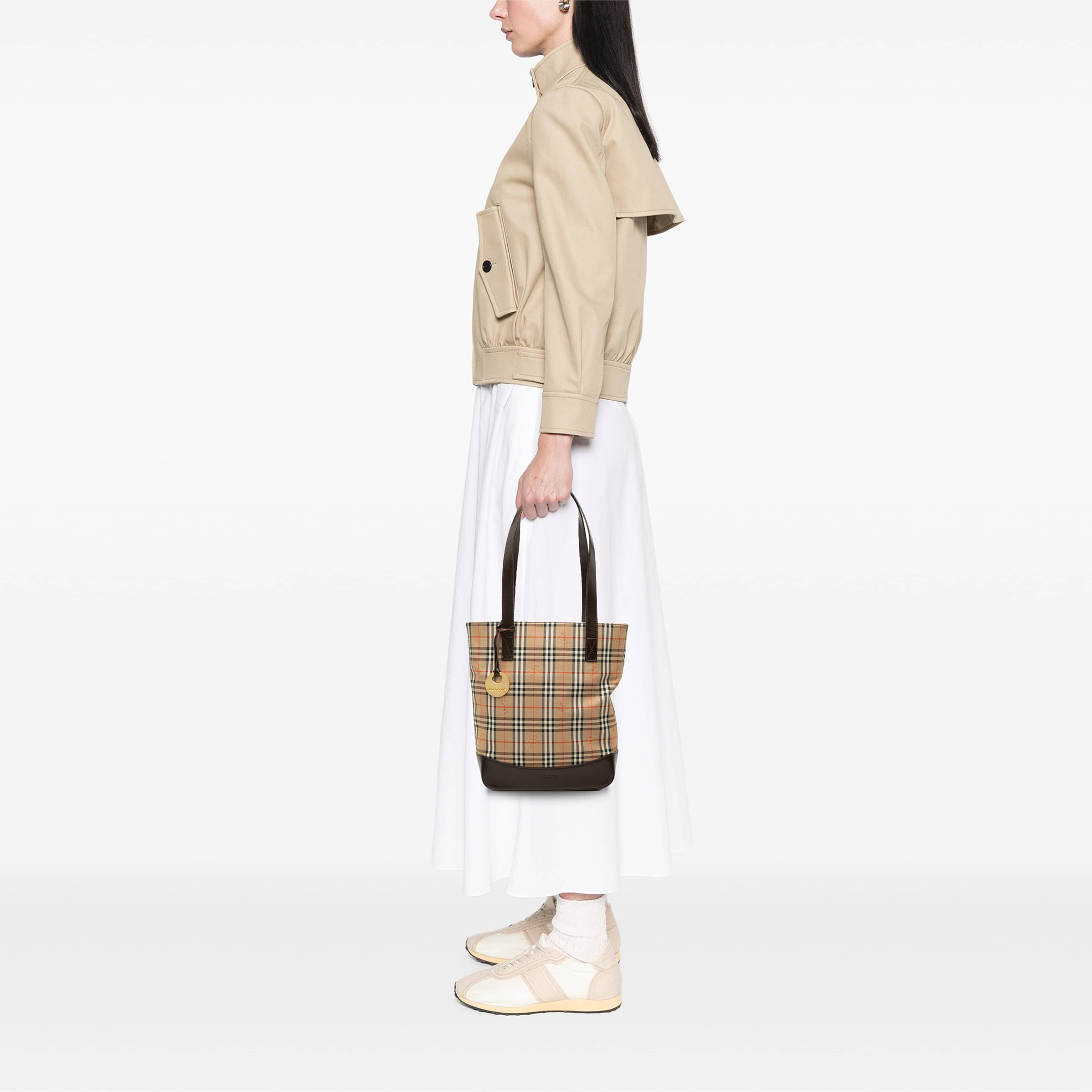 Burberry Haymarket Check Canvas Tote, från Luxclusif, i färgen beige. Klicka för att öppna bilden i stort format