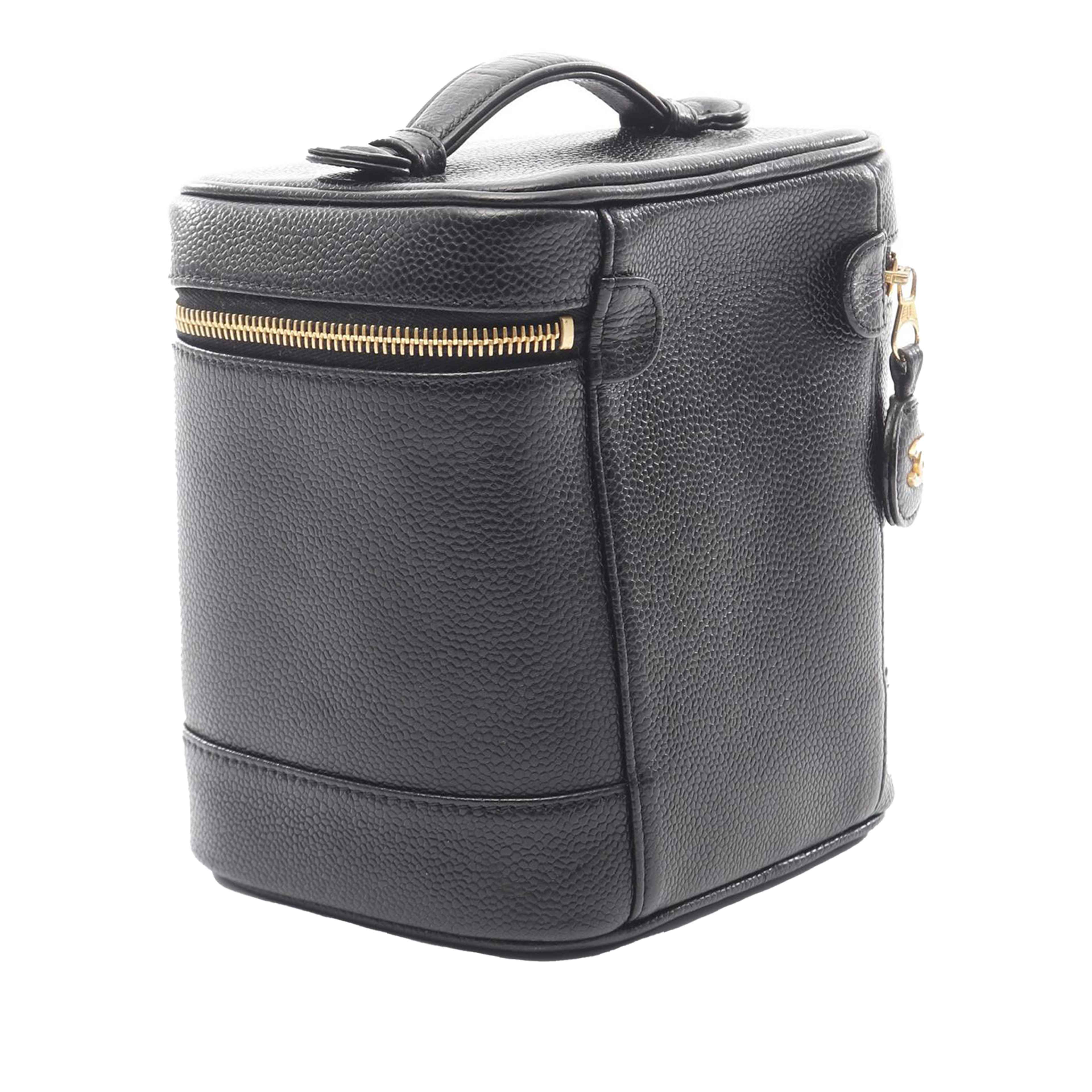 Chanel Cc Caviar Vanity Case, från Luxclusif, i färgen black. Klicka för att öppna bilden i stort format