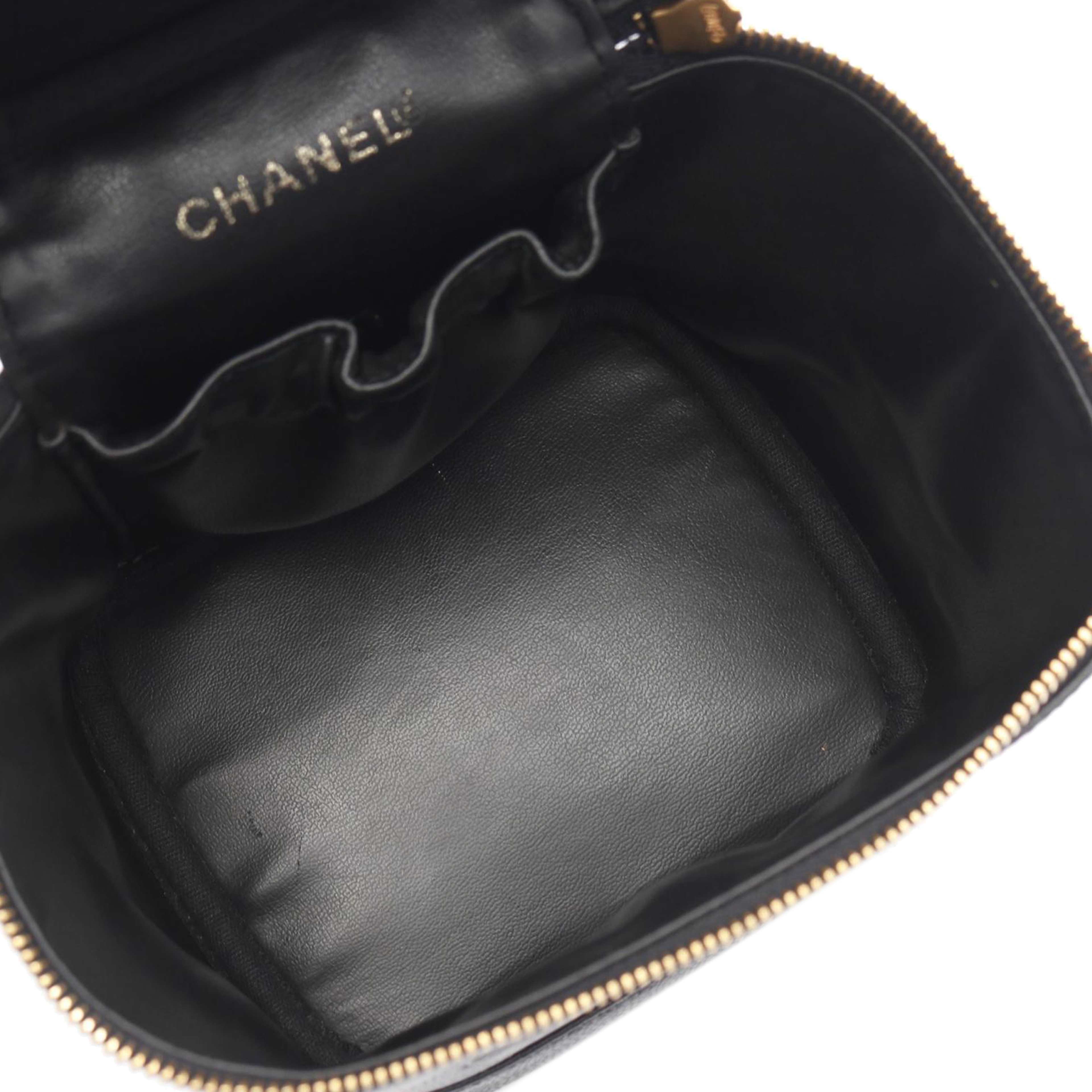 Chanel Cc Caviar Vanity Case, från Luxclusif, i färgen black. Klicka för att öppna bilden i stort format